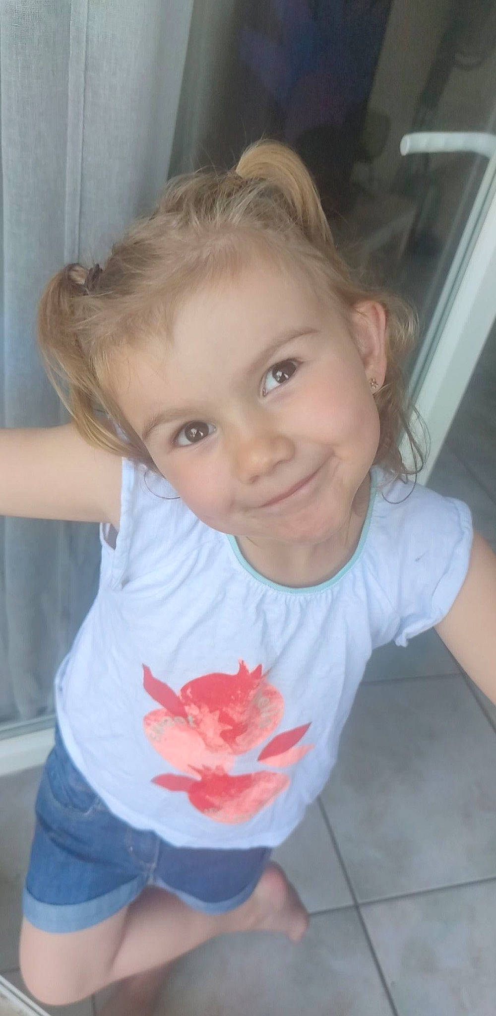 Julia participe au concours pour gagner de l'argent avec cette photo : cheek, eye, forehead, hand, head, human_body, iris, joint, joy, leg, lip, mouth, muscle, neck, nose, organ, person, plant, shoulder, skin