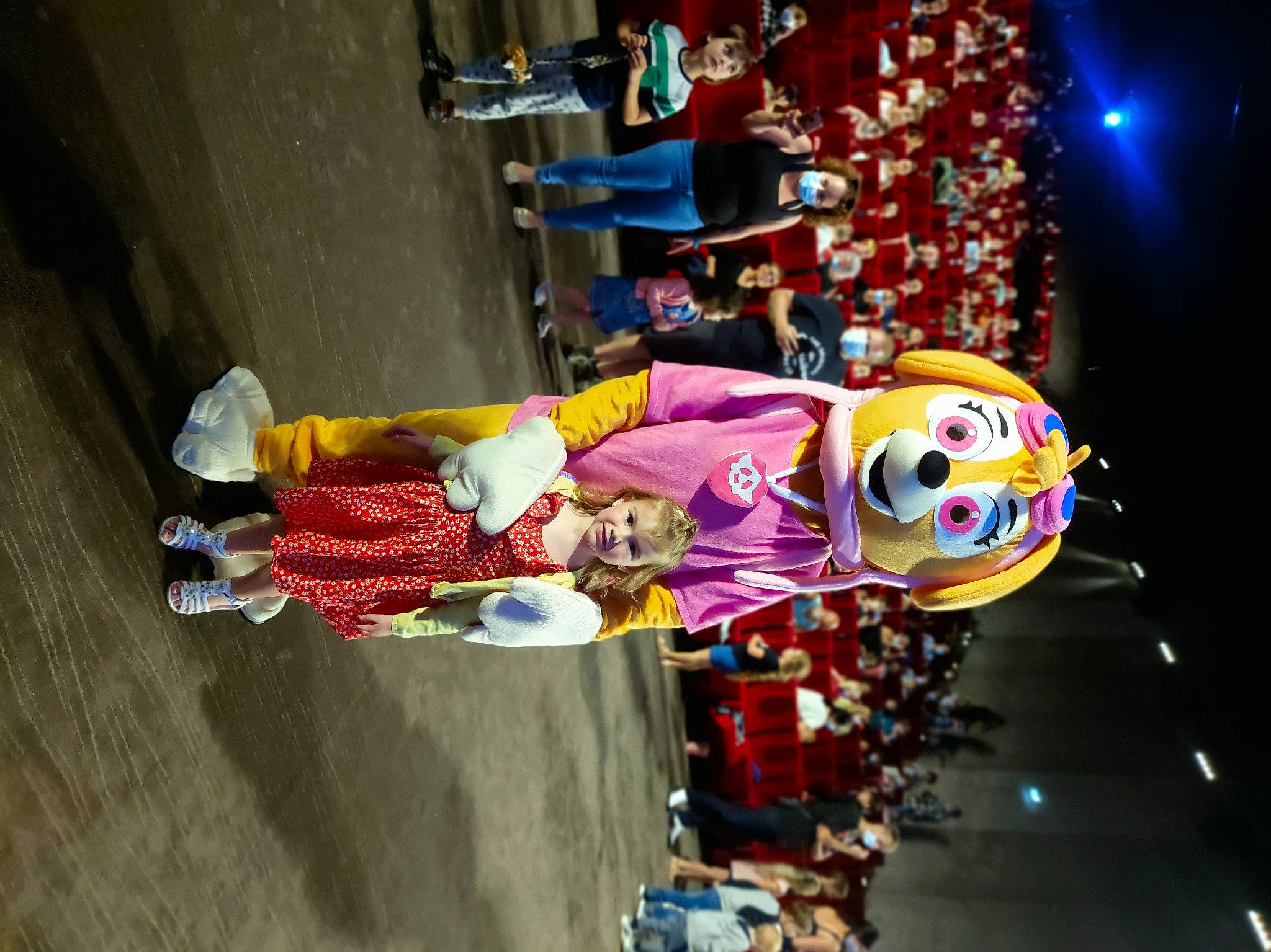 Julia participe au concours pour gagner de l'argent avec cette photo : blurred, city, drum, entertainment, event, fun, joy, leisure, magenta, musical_instrument, performance_art, performing_arts, person, tradition, travel, tree, world