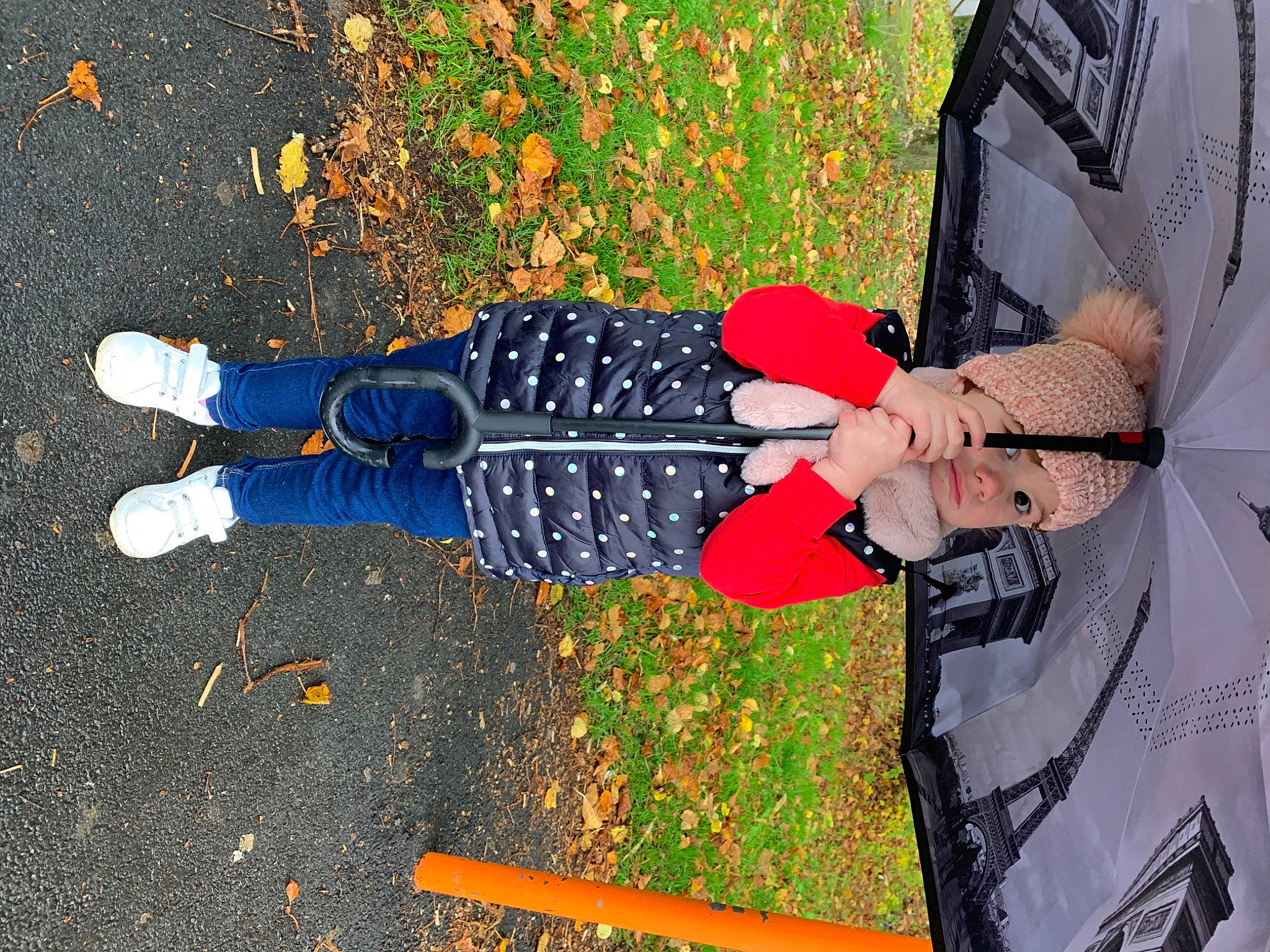 Julia a rejoint le concours — aidez-le/la à gagner de superbes lots ! glove, hand, person, tree