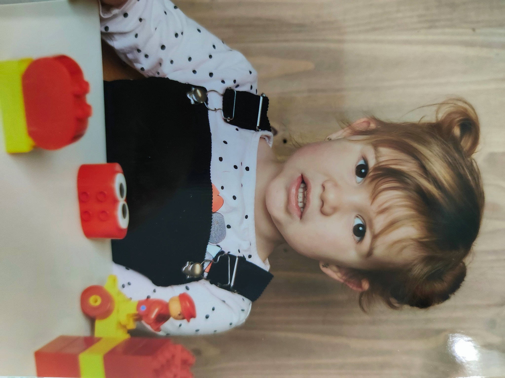 Julia participe au concours pour gagner de l'argent avec cette photo : baby_toys, bangs, carmine, cheek, child, doll, dress, eyelash, flooring, fun, nose, pattern, person, room, stuffed_toy, toddler, toy, tree, white, wood