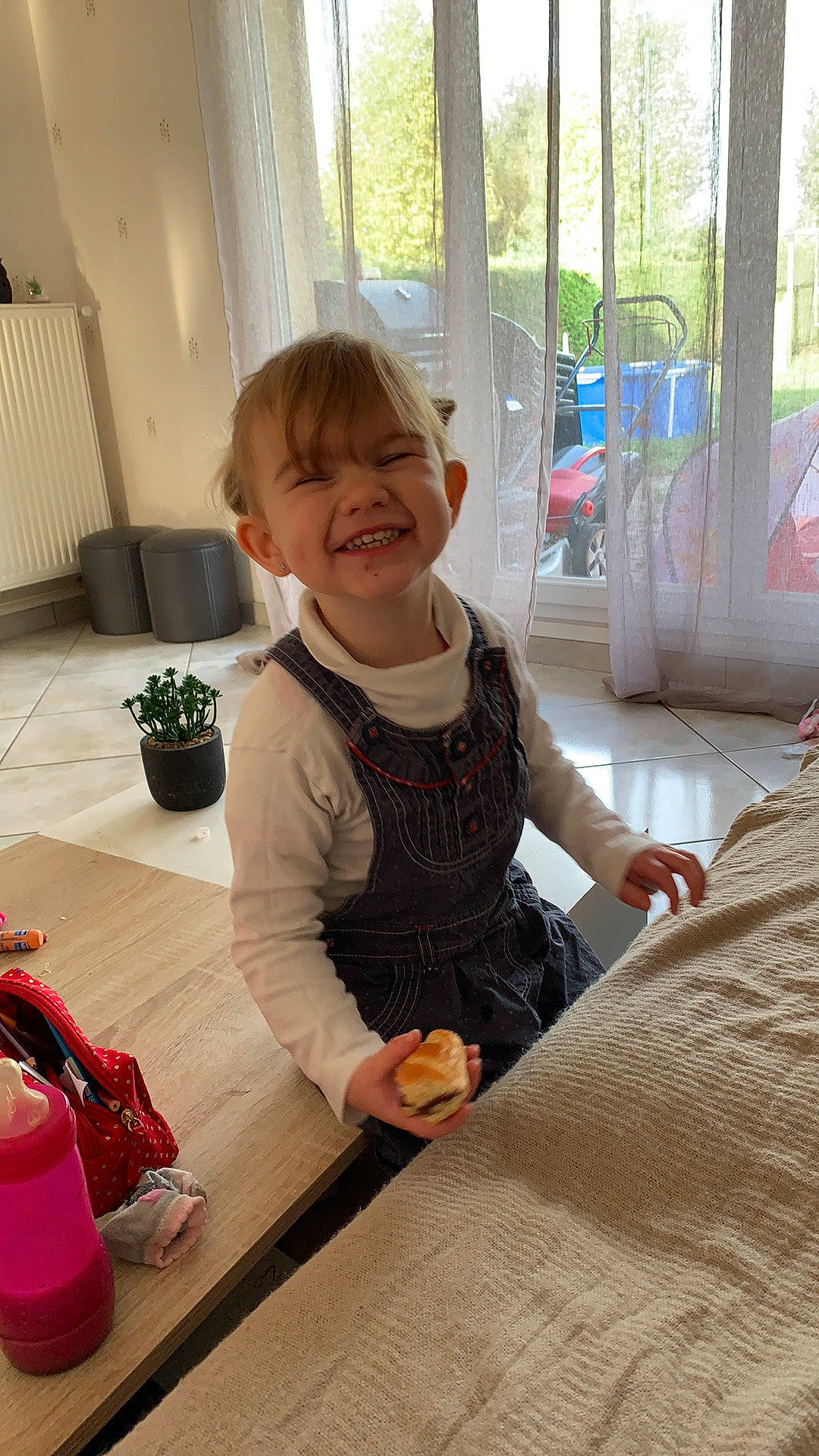 Julia participe au concours pour gagner de l'argent avec cette photo : child, floor, flooring, joy, person, play, smile, toddler