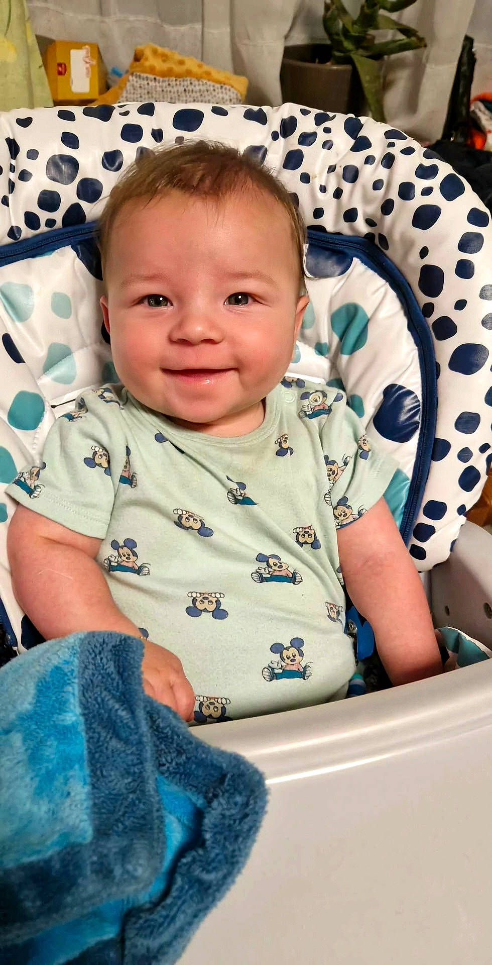 Dawson participe au concours pour gagner de l'argent avec cette photo : arm, baby_toddler_clothing, blue, cheek, chin, comfort, eye, face, facial_expression, hairstyle, happy, head, human, iris, joy, nose, organ, person, product, skin