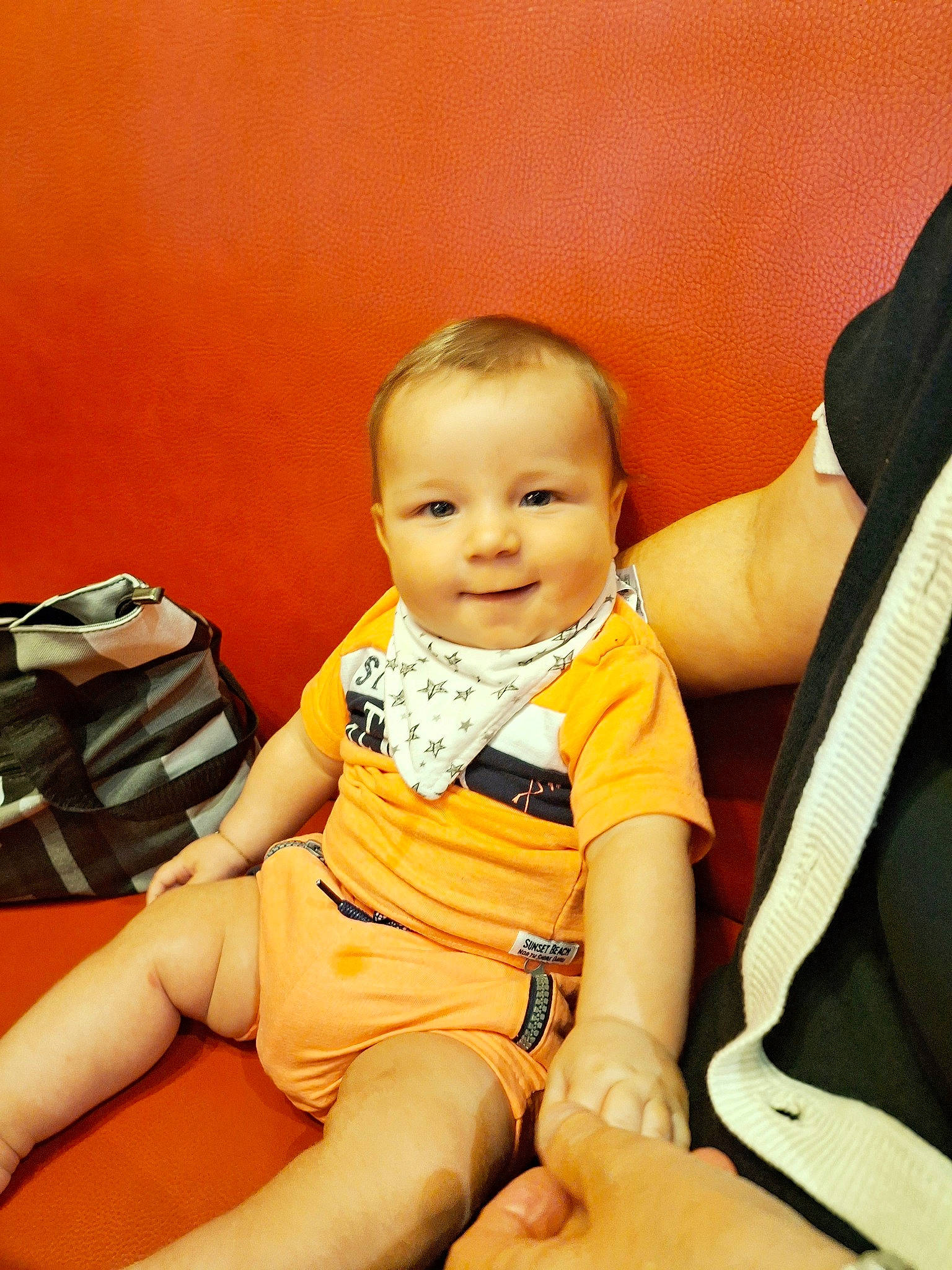 Dawson participe au concours pour gagner de l'argent avec cette photo : arm, baby, baby_toddler_clothing, cheek, child, comfort, elbow, finger, hand, happy, human_leg, joint, joy, knee, lap, leg, person, skin, smile, thigh