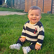 Côme participe au concours pour gagner de l'argent avec cette photo : baby, blue_sky, casual_clothing, child, cute, daylight, fence, footwear, grass, greenery, happy, infant, nature, outdoor, person, portrait, shoes, sitting, smiling, sweater