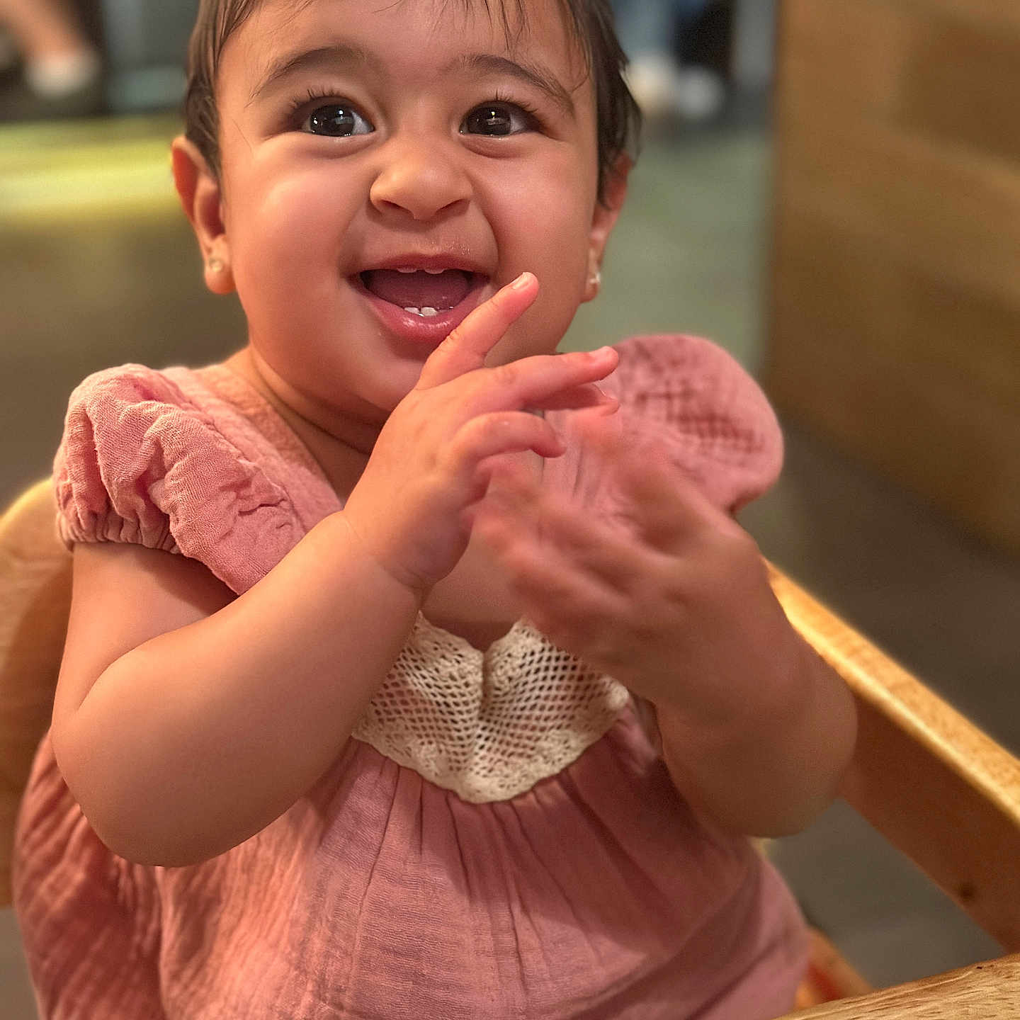 Ellen is registered to the contest to win money with this photo: applause, baby, babylaughing, bodypart, eating, face, finger, food, hand, happy, hardwood, head, laughing, person, photography, plywood, portrait, smile, wood, wrist