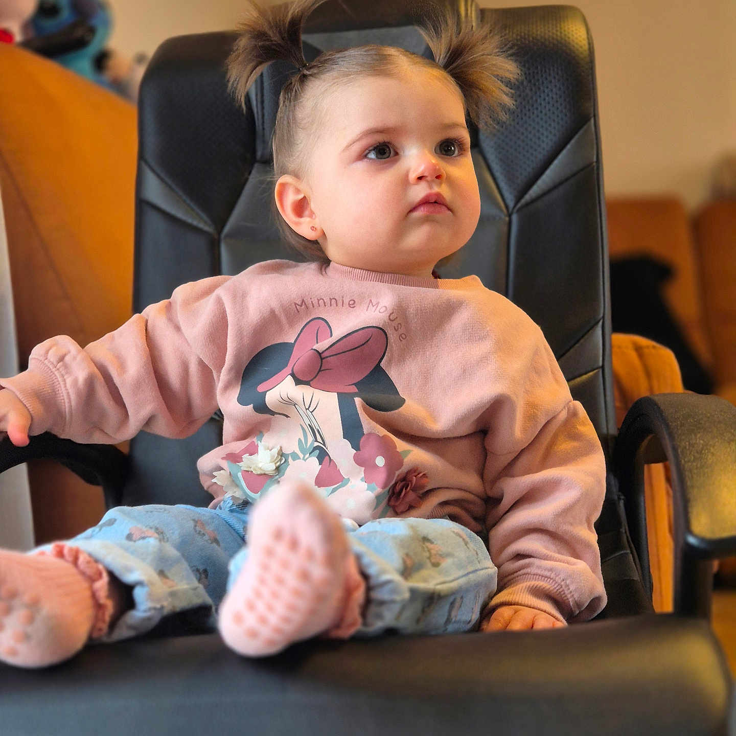Maëlla participe au concours pour gagner de l'argent avec cette photo : armchair, baby, bodypart, chair, clothing, couch, cushion, face, finger, footwear, furniture, hand, head, homedecor, newborn, person, photography, portrait, shoe, sitting