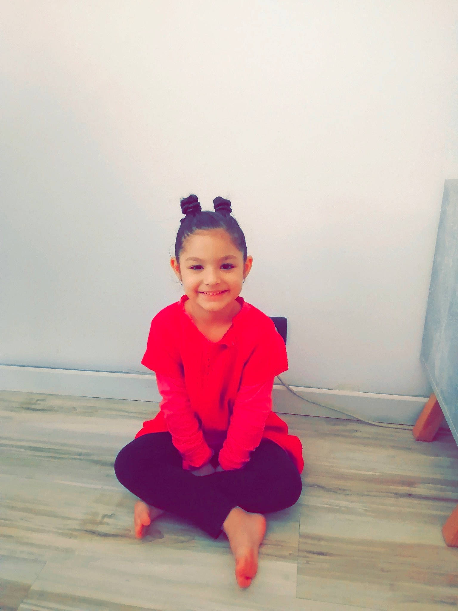 Kelly a rejoint le concours — aidez-le/la à gagner de superbes lots ! child, costume, floor, happy, joint, joy, leg, magenta, person, physical_fitness, pink, red, shoe, shoulder, sitting, skin, smile, sportswear, standing, toddler