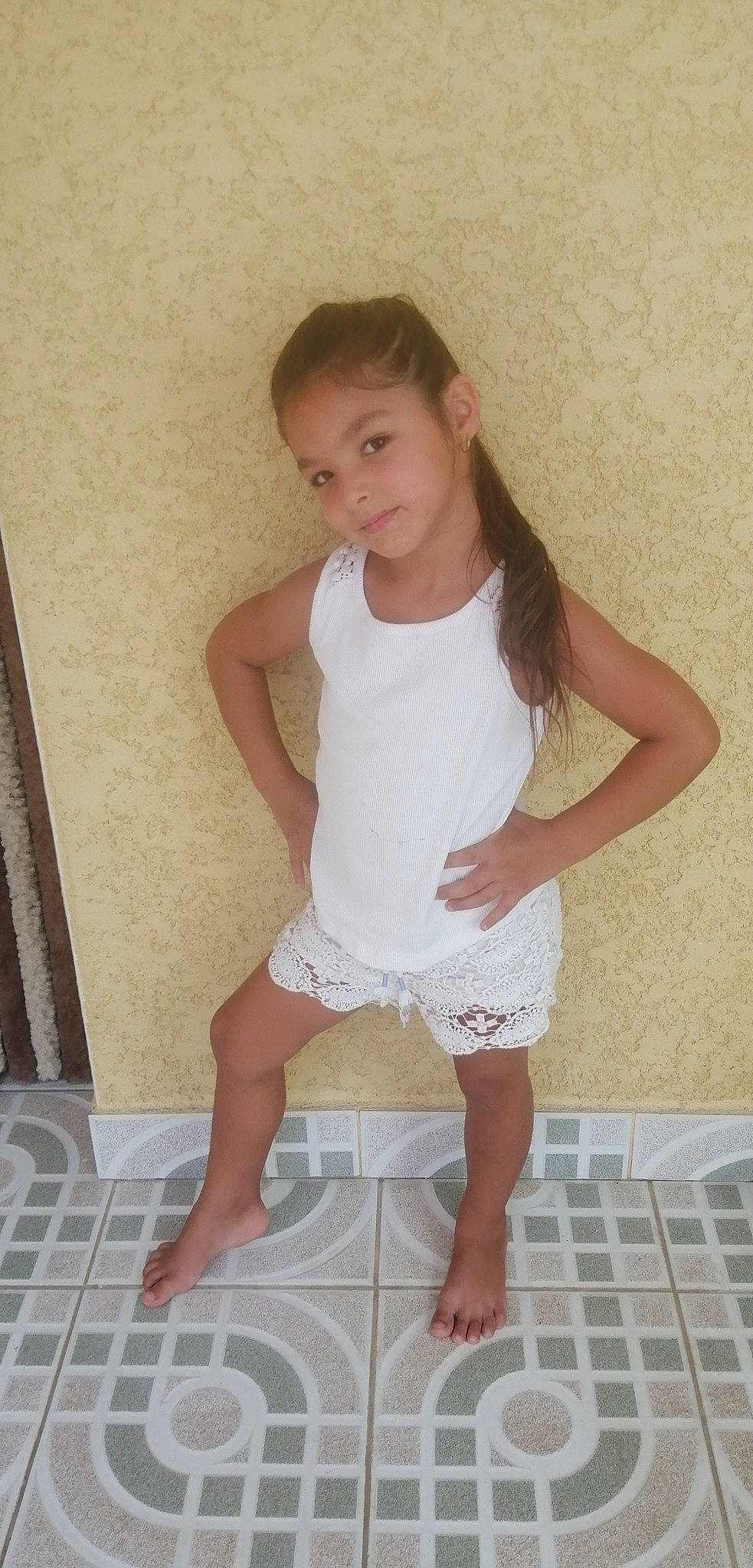 Kelly participe au concours pour gagner de l'argent avec cette photo : barefoot, child, leg, person, standing, toddler