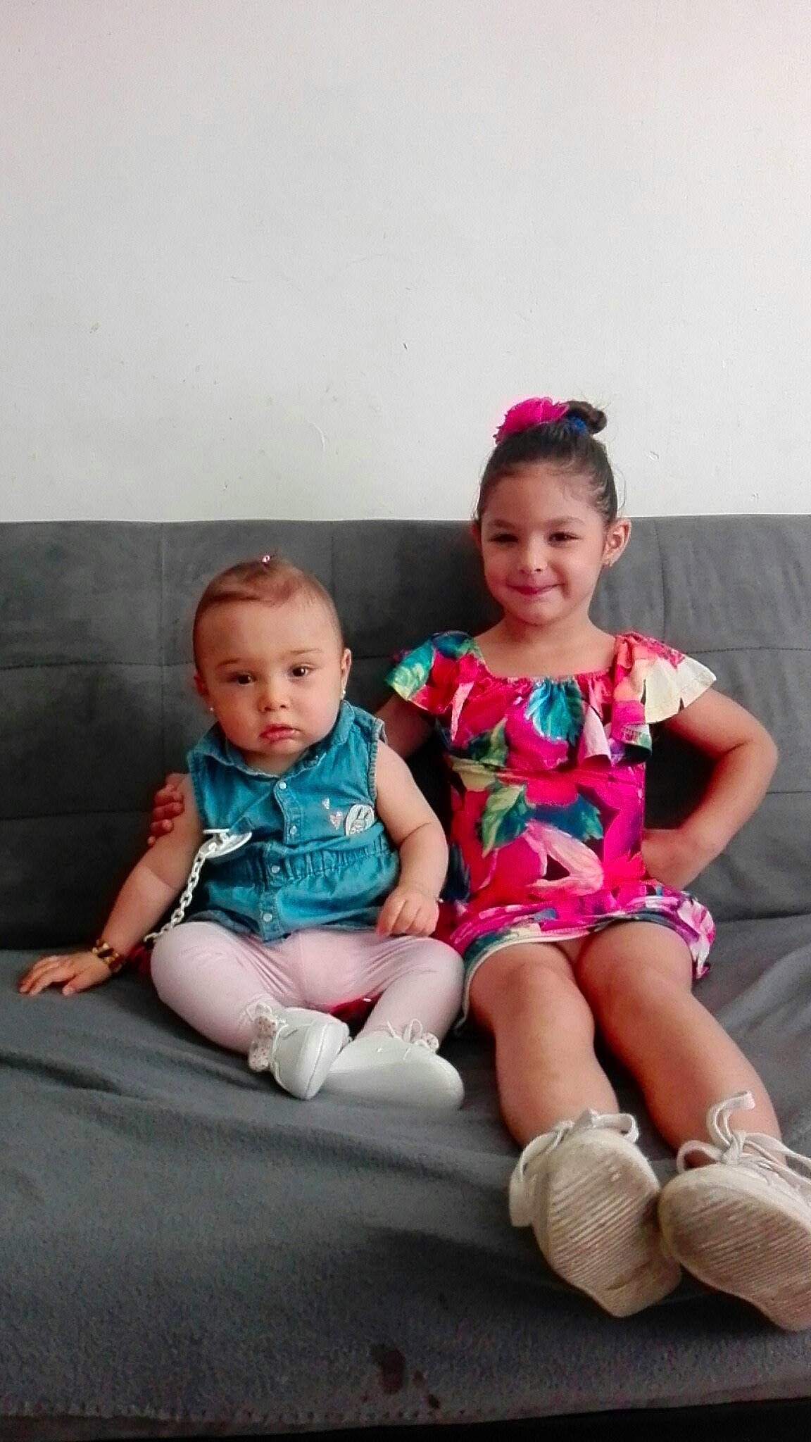 Kelly a rejoint le concours — aidez-le/la à gagner de superbes lots ! baby, child, family, fun, joy, people, person, pink, sibling, sitting, smile, toddler