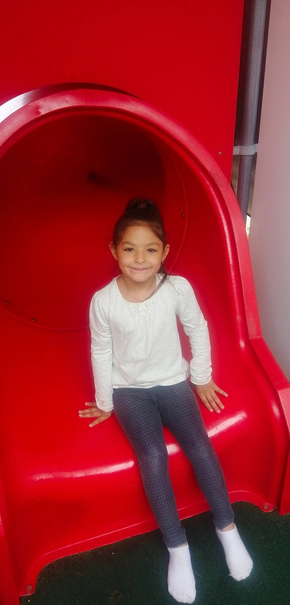 Kelly participe au concours pour gagner de l'argent avec cette photo : child, fun, joy, outdoor_play_equipment, person, pink, play, playground, playground_slide, public_space, recreation, red, sitting, smile, toddler