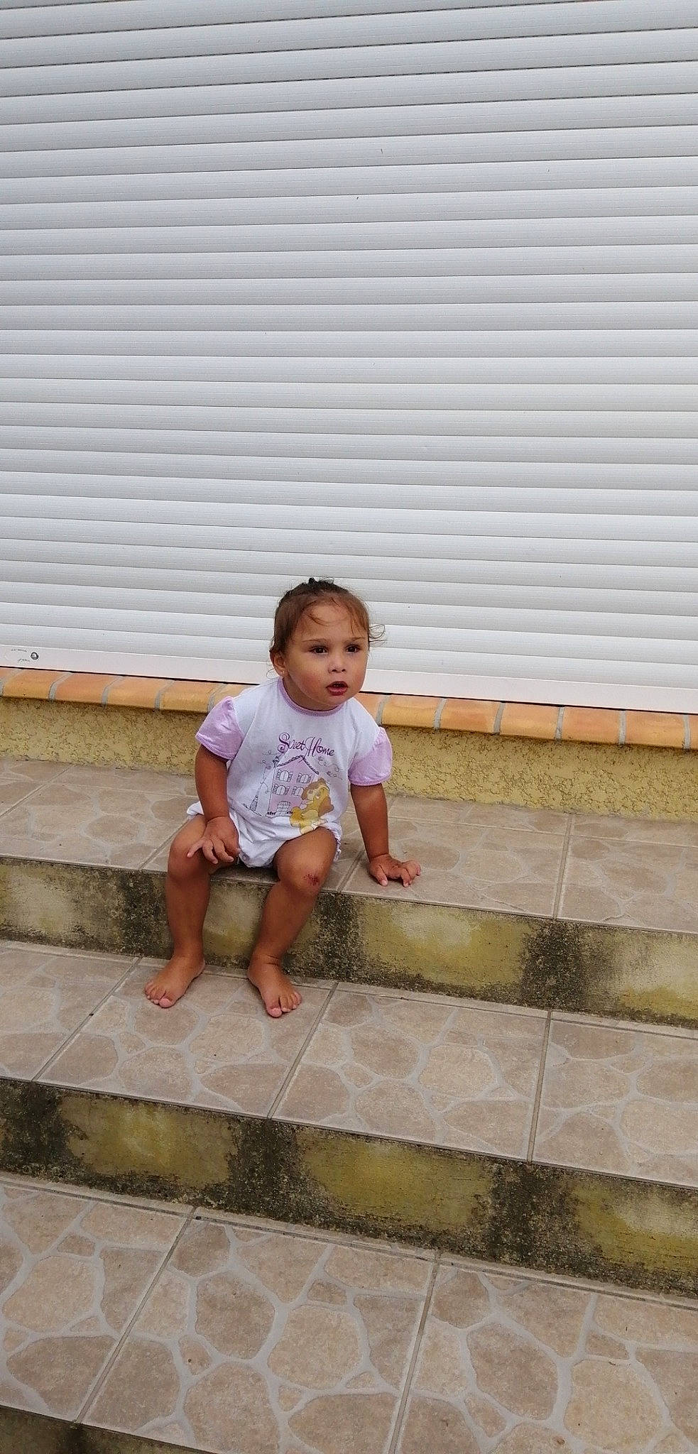 Leanna participe au concours pour gagner de l'argent avec cette photo : barefoot, child, floor, flooring, person, play, toddler, vacation