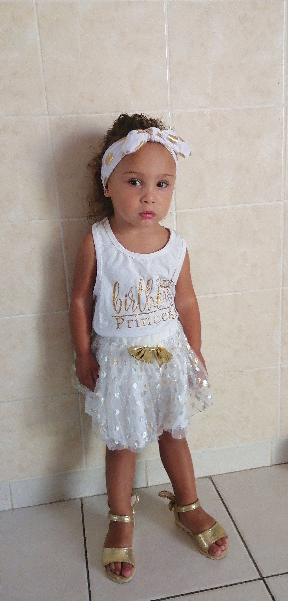 Leanna participe au concours pour gagner de l'argent avec cette photo : baby_toddler_clothing, child, child_model, clothing, costume, day_dress, dress, fashion_accessory, hair_accessory, headband, headpiece, headwear, one_piece_garment, pattern, person, toddler, white