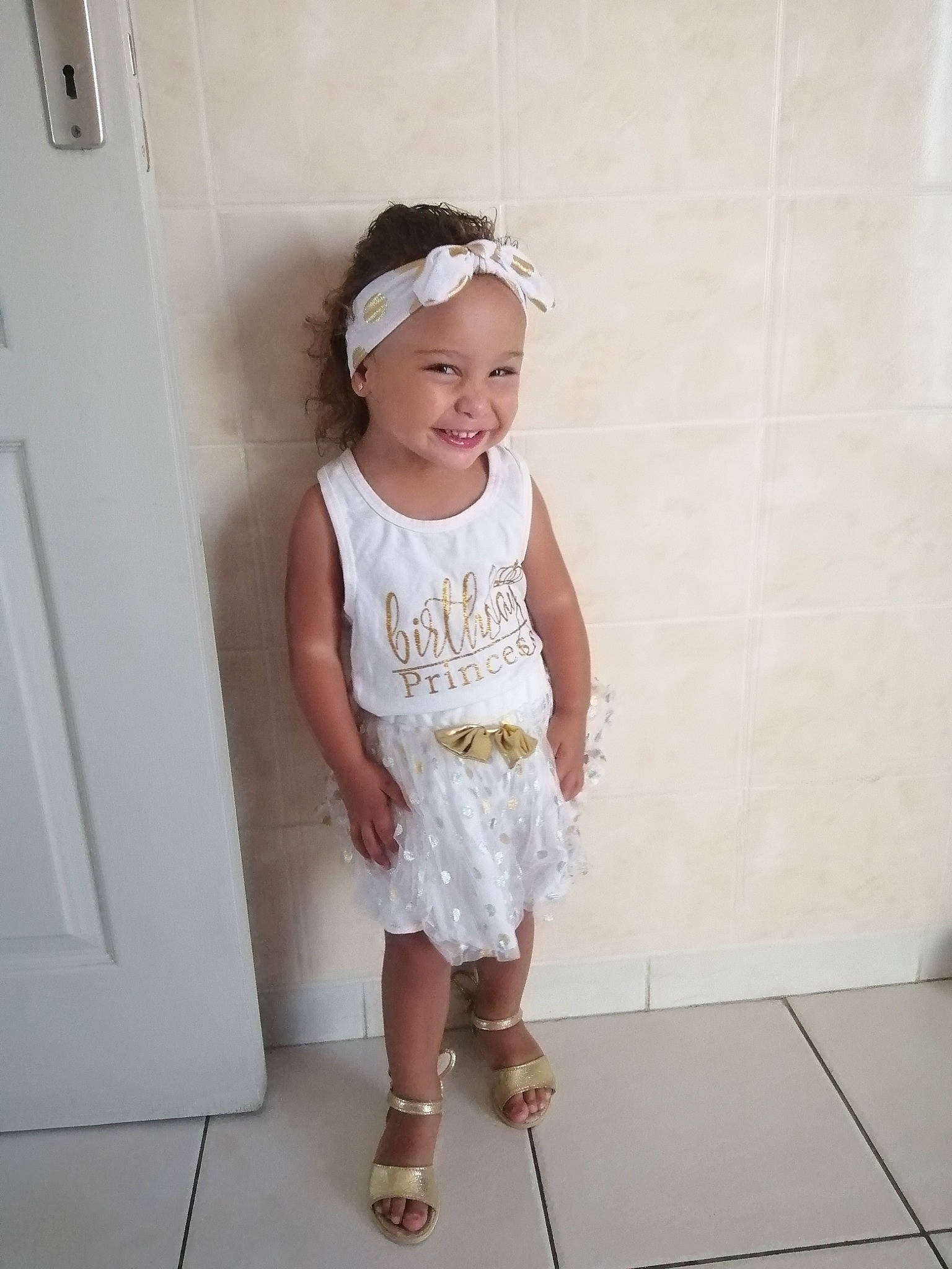Leanna a rejoint le concours — aidez-le/la à gagner de superbes lots ! baby_toddler_clothing, child, child_model, clothing, dress, headwear, joy, pattern, person, shoe, standing, toddler, white