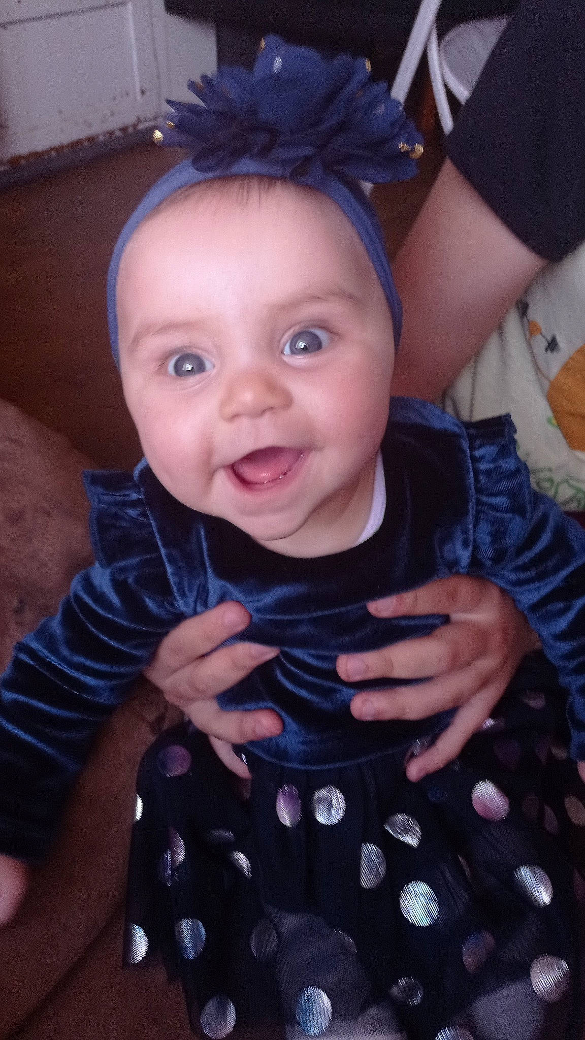 Dilara participe au concours pour gagner de l'argent avec cette photo : baby_toddler_clothing, black, blue, face, facial_expression, gesture, hand, happy, head, iris, lip, person, photograph, pink, purple, skin, sleeve, smile, textile, violet