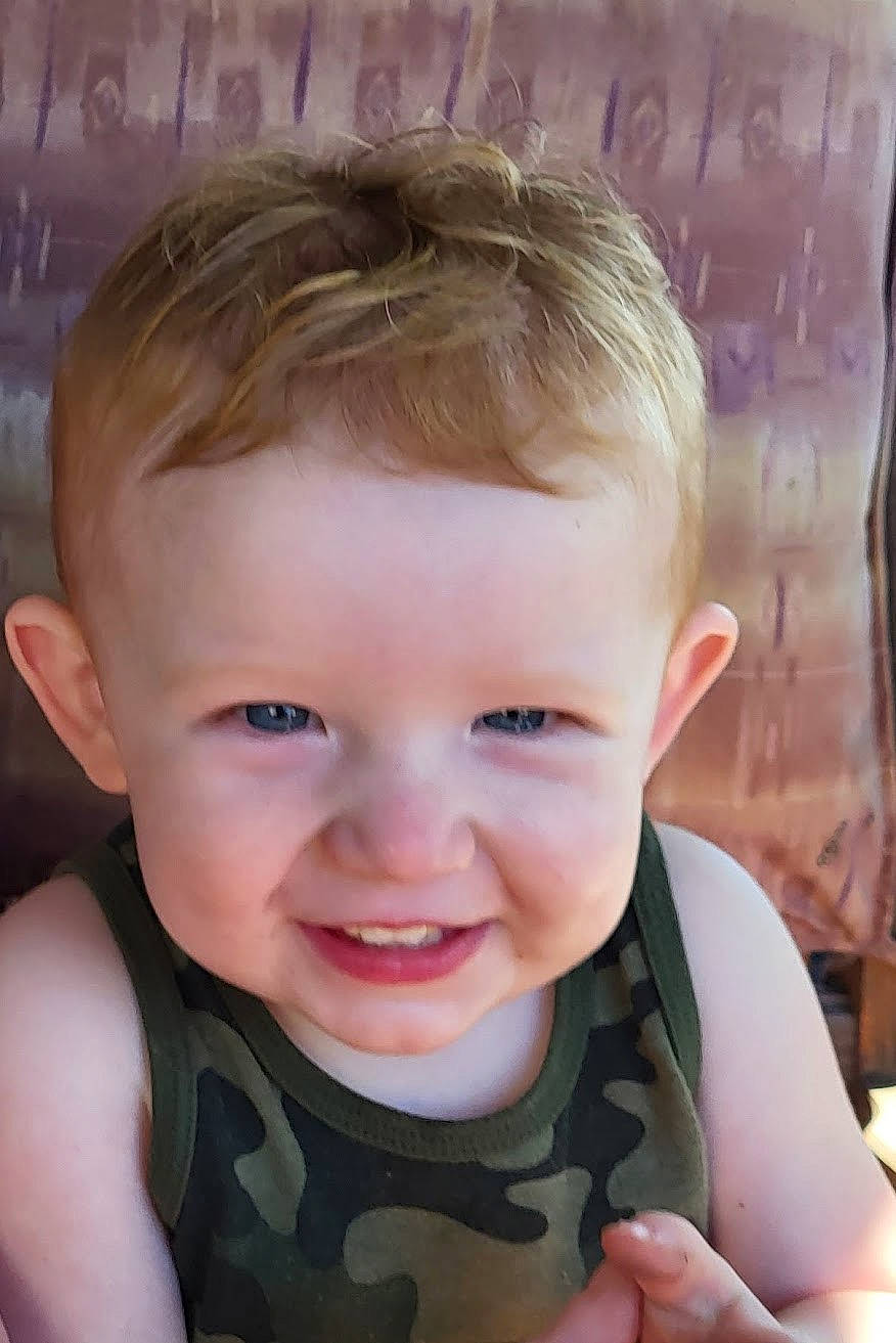 Sebastian is registered to the contest to win money with this photo: cheek, ear, eye, eyebrow, eyelash, forehead, hair, hairstyle, hand, head, human, human_body, jaw, joy, lip, mouth, muscle, neck, nose, person