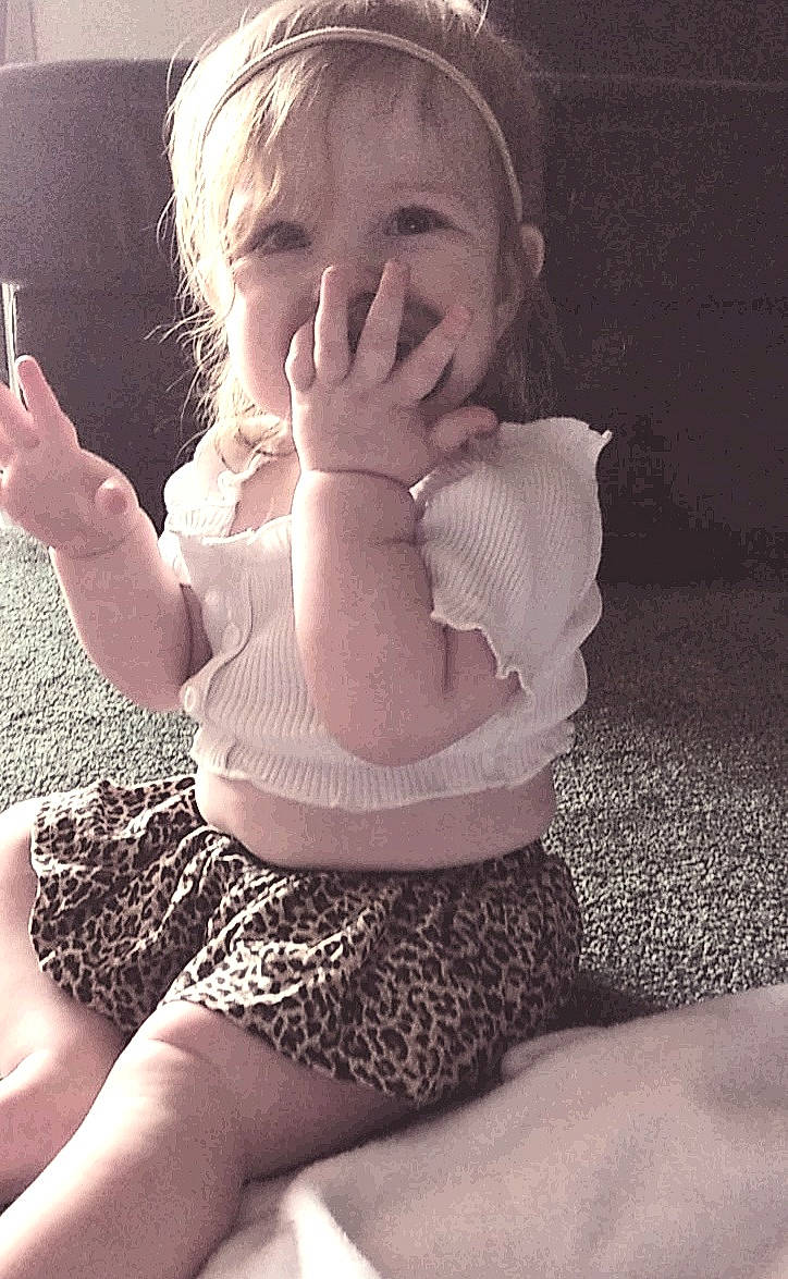 Freya is registered to the contest to win money with this photo: baby_toddler_clothing, black, eye, flash_photography, gesture, hair, hand, happy, head, human_body, iris, joint, leg, neck, person, photograph, shoulder, skin, sleeve, smile