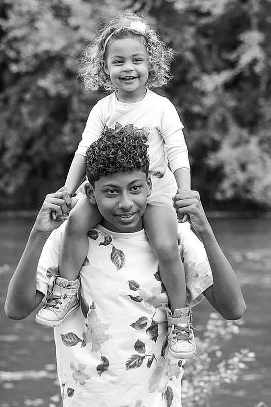 ImaË participe au concours pour gagner de l'argent avec cette photo : arm, black, black_and_white, eye, face, facial_expression, gesture, grass, hairstyle, hand, happy, headgear, human, joy, monochrome, people_in_nature, person, photograph, smile, standing