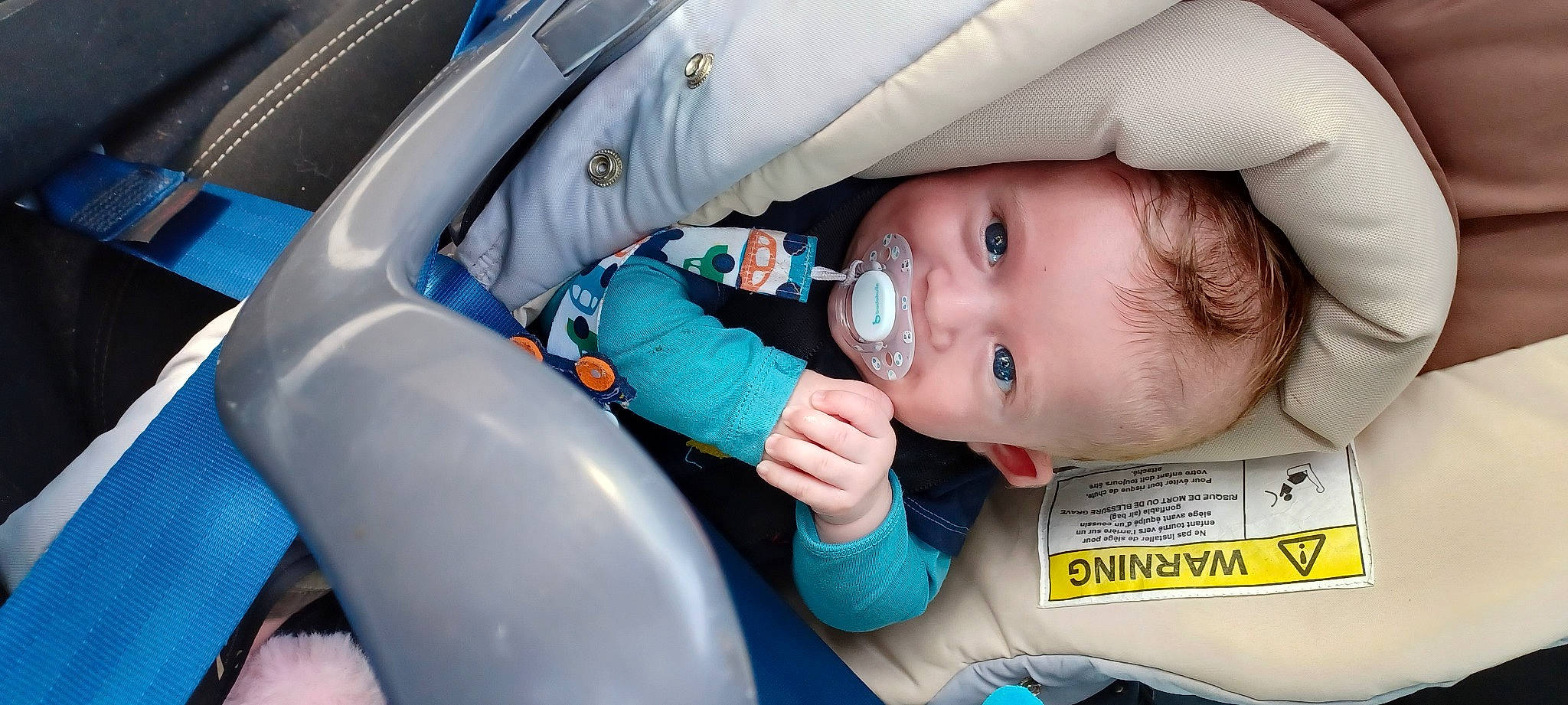 Noé participe au concours pour gagner de l'argent avec cette photo : auto_part, baby, baby_carriage, baby_in_car_seat, baby_products, blue, car_seat, cheek, child, comfort, electric_blue, eyelash, finger, fun, person, product, seat_belt, skin, steering_wheel, toddler