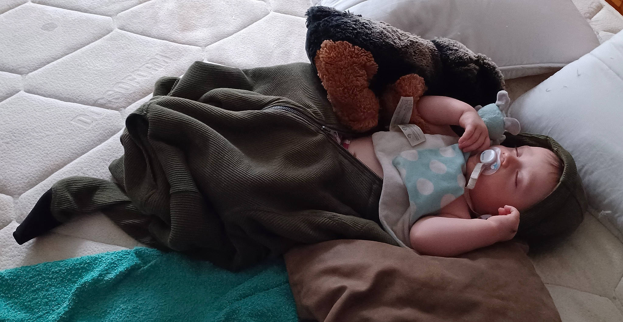 Noé a rejoint le concours — aidez-le/la à gagner de superbes lots ! abdomen, baby, baby_products, baby_sleeping, bed_sheet, bedding, bedtime, child, childbirth, comfort, foot, gesture, head, human_leg, knee, linens, nap, person, textile, thigh