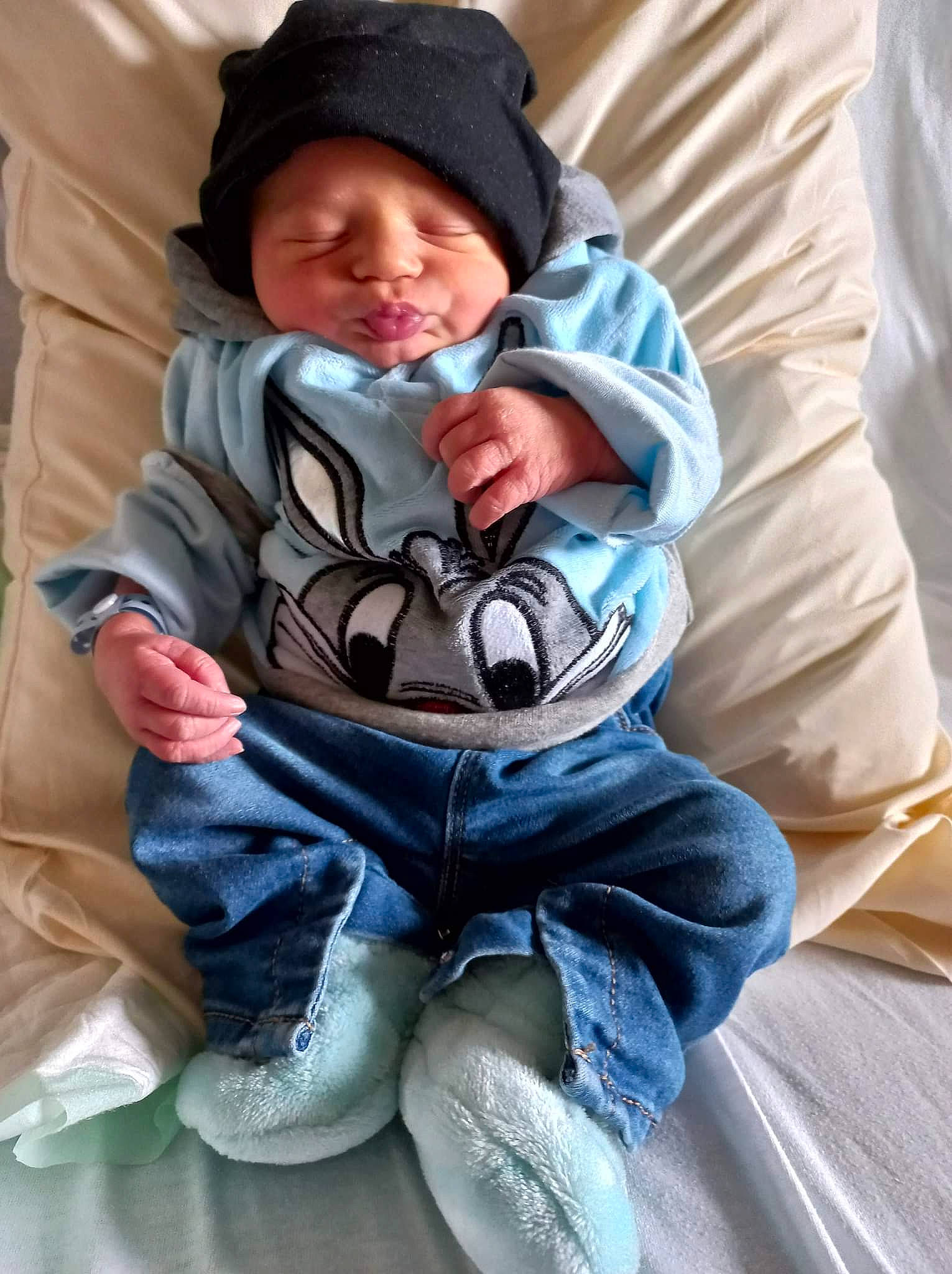 Noé a rejoint le concours — aidez-le/la à gagner de superbes lots ! baby, baby_products, baby_toddler_clothing, carmine, cheek, child, comfort, cool, denim, fur, grass, happy, head, headwear, linens, person, personal_protective_equipment, sitting, sleeve, toddler