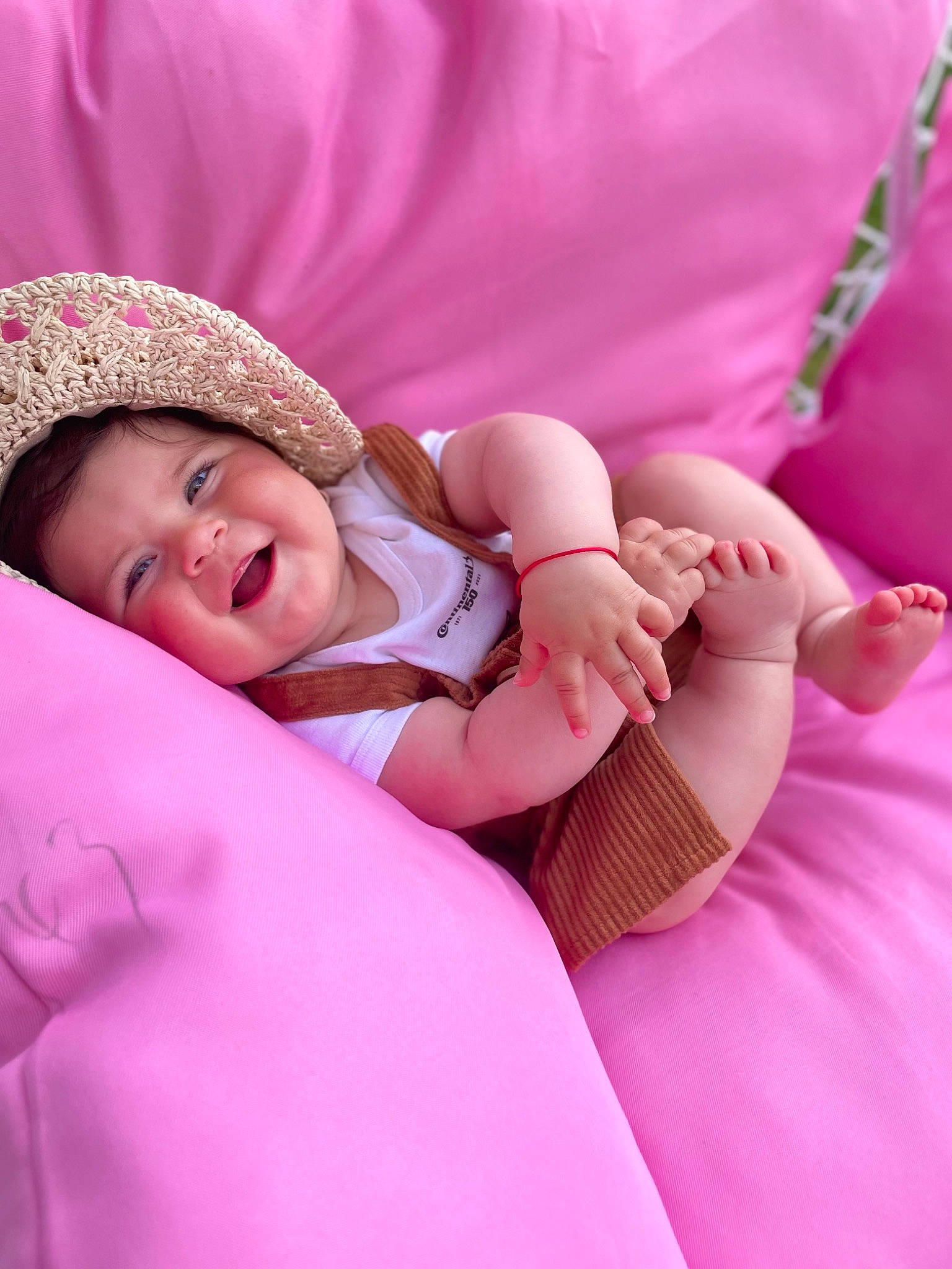 Melanie a rejoint le concours — aidez-le/la à gagner de superbes lots ! baby, baby_products, baby_sleeping, baby_toddler_clothing, child, comfort, finger, gesture, grass, happy, head, linens, magenta, person, pink, purple, skin, smile, textile, toddler