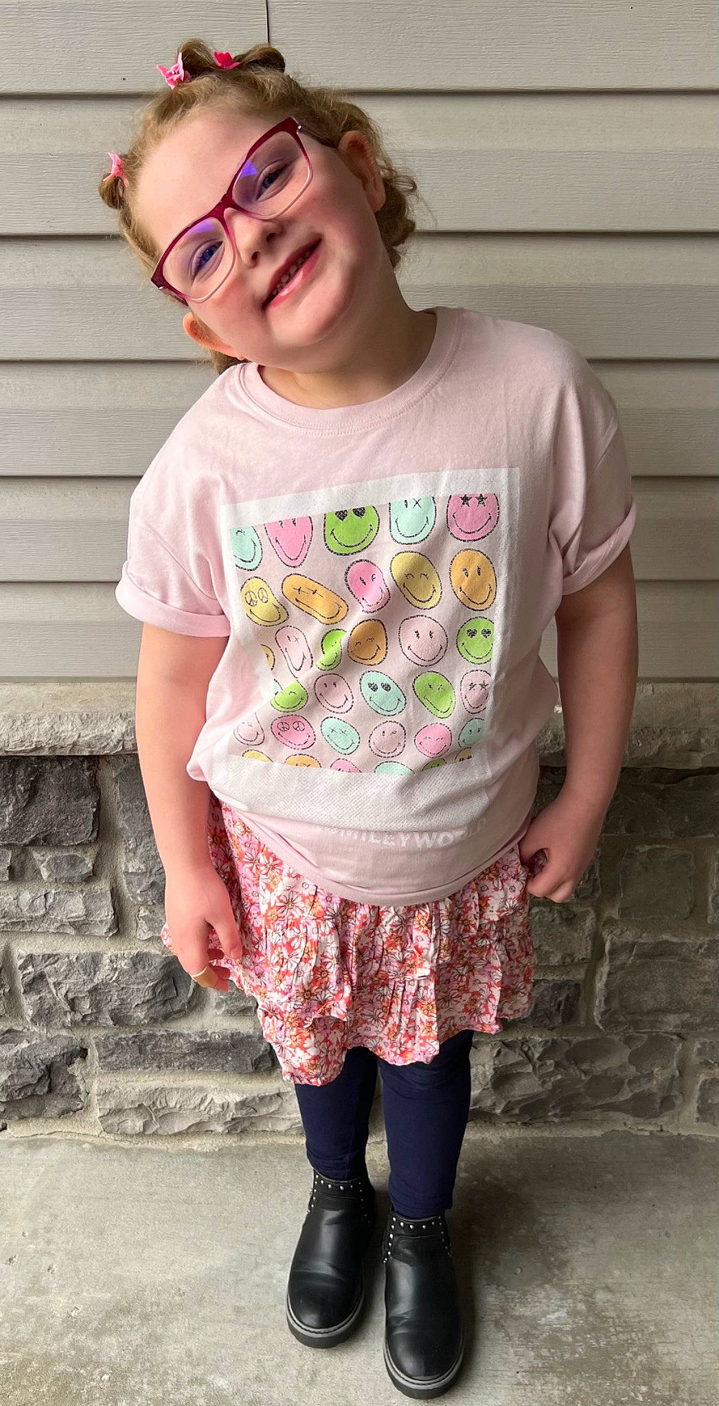 Eliyanah is registered to the contest to win money with this photo: clothing, cool, eyewear, facial_expression, glasses, hair, hairstyle, happy, joy, organ, person, pink, shoulder, sleeve, smile, street_fashion, sunglasses, t_shirt, textile, vision_care