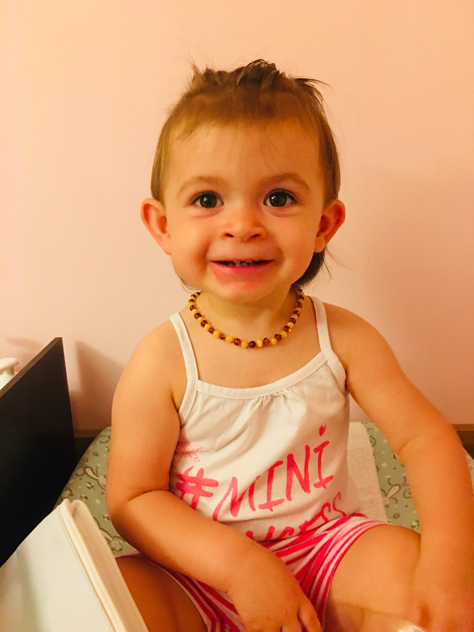 Chloé a rejoint le concours — aidez-le/la à gagner de superbes lots ! baby, blond, brown_hair, cheek, child, child_model, chin, eye, face, facial_expression, head, iris, joy, neck, person, pink, sitting, skin, smile, standing