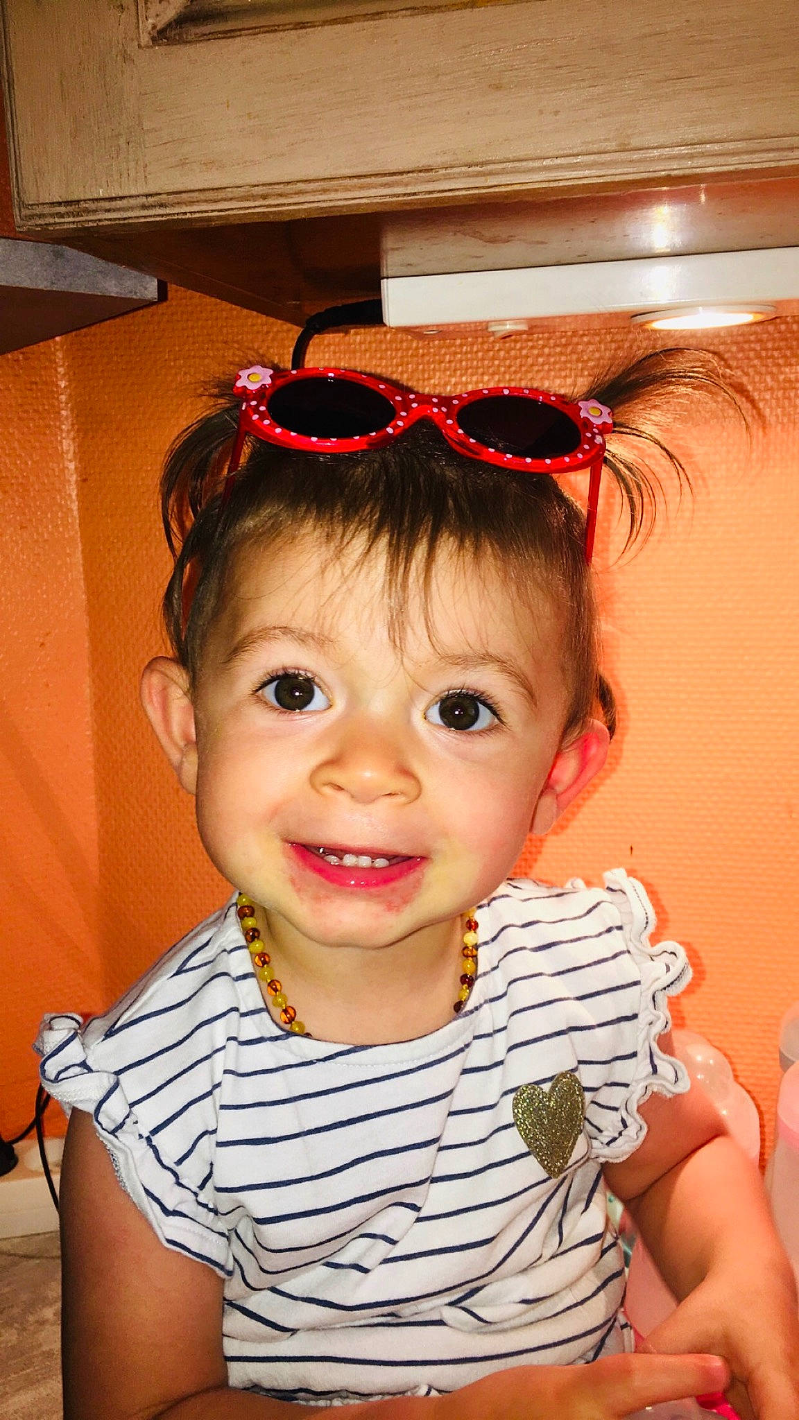 Chloé participe au concours pour gagner de l'argent avec cette photo : baby, beauty, cheek, child, chin, ear, eye, face, forehead, fun, glasses, hair, hair_accessory, hairstyle, head, headband, joy, lip, nose, person