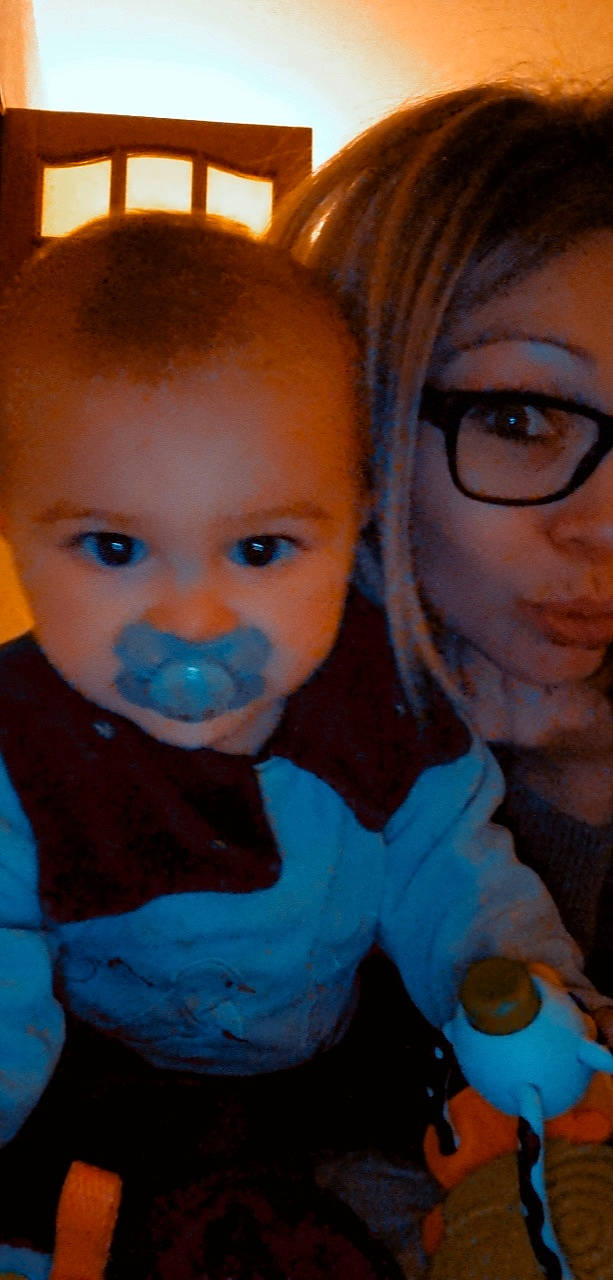 Gabriel a rejoint le concours — aidez-le/la à gagner de superbes lots ! baby, baby_toddler_clothing, blue, cheek, eye, eyebrow, eyelash, face, finger, fun, glasses, happy, head, iris, lip, mouth, nose, organ, person, skin