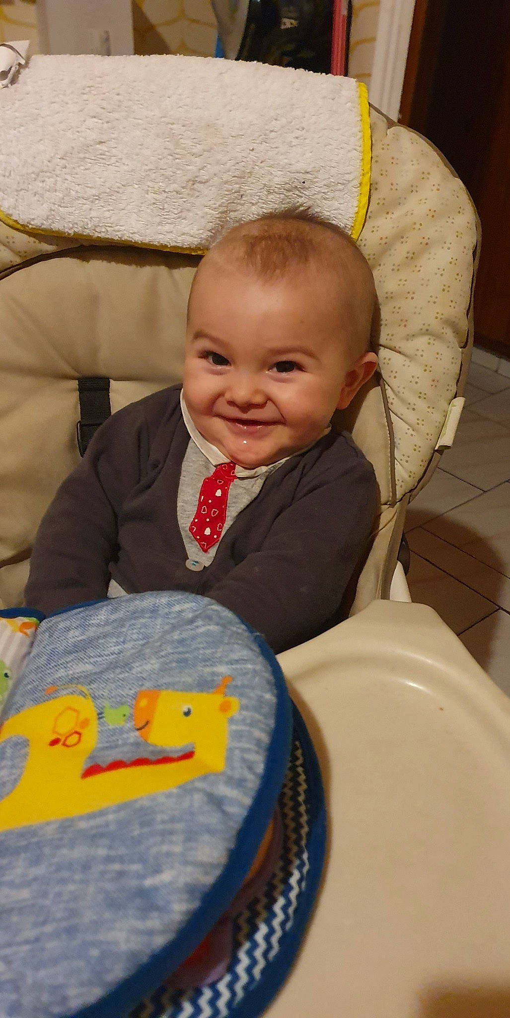 Gabriel participe au concours pour gagner de l'argent avec cette photo : baby, baby_toddler_clothing, chair, cheek, chin, comfort, eye, face, happy, head, human_body, iris, joy, leg, mammal, nose, person, product, skin, smile