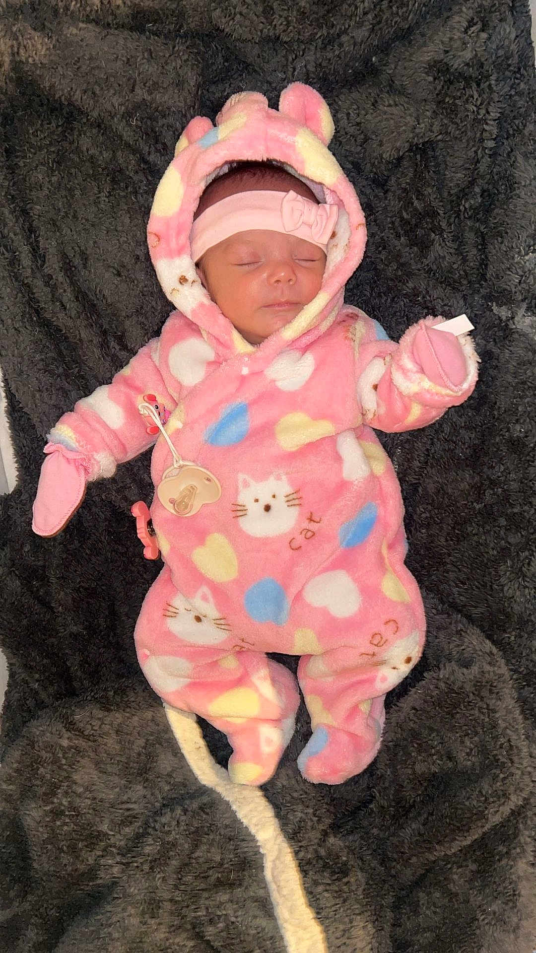 Yvana a rejoint le concours — aidez-le/la à gagner de superbes lots ! baby, infant, newborn, onesie, pink, cat_pattern, hearts, headband, bow, pacifier, mittens, hood, sleeping, blanket, fuzzy_texture, cozy, portrait, indoor, soft_plush, cute