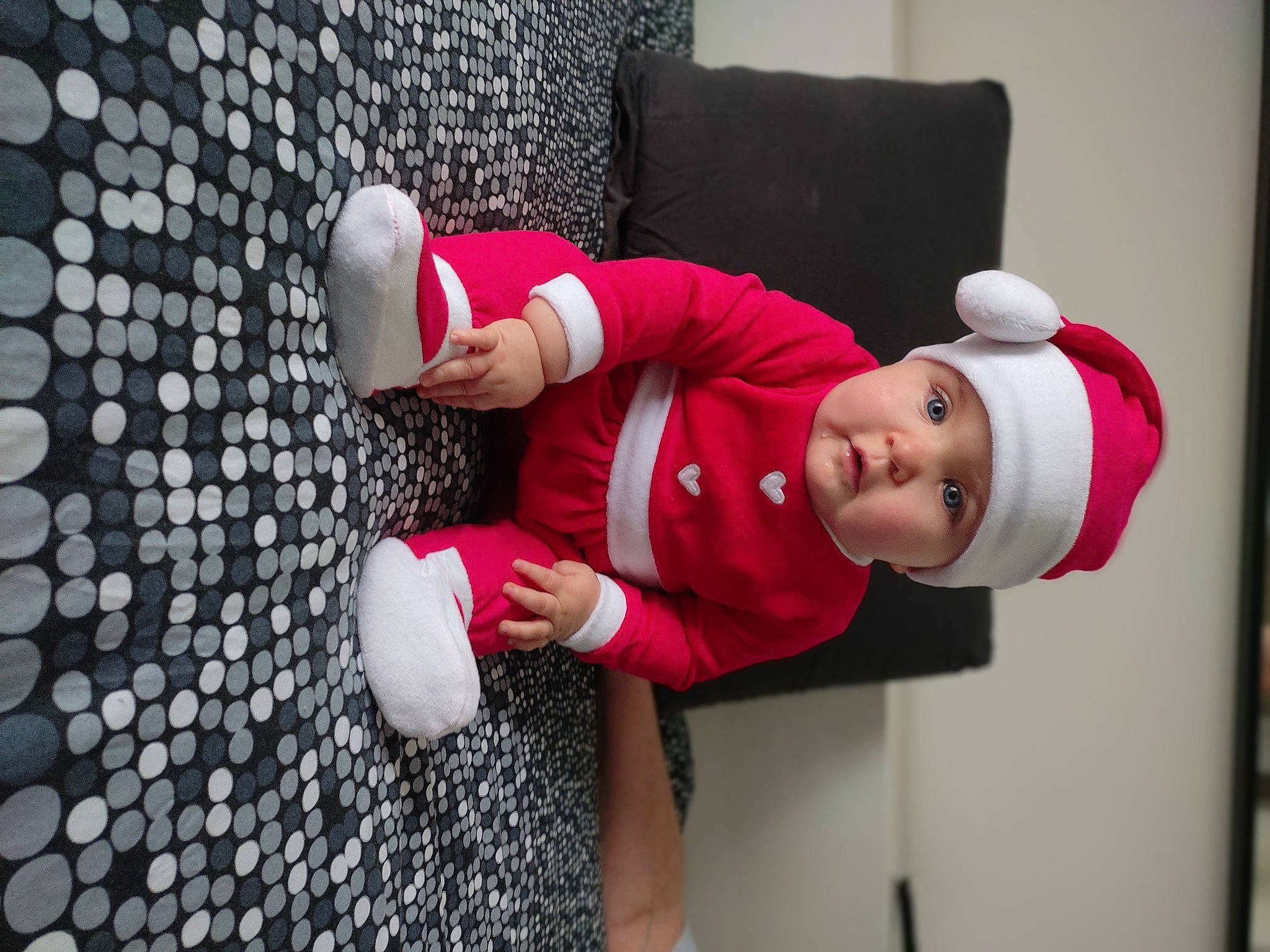 Maëlya a rejoint le concours — aidez-le/la à gagner de superbes lots ! baby, cap, carmine, child, comfort, costume_hat, event, flooring, fun, hat, headwear, linens, magenta, pattern, person, pink, room, santa_claus, textile, toddler