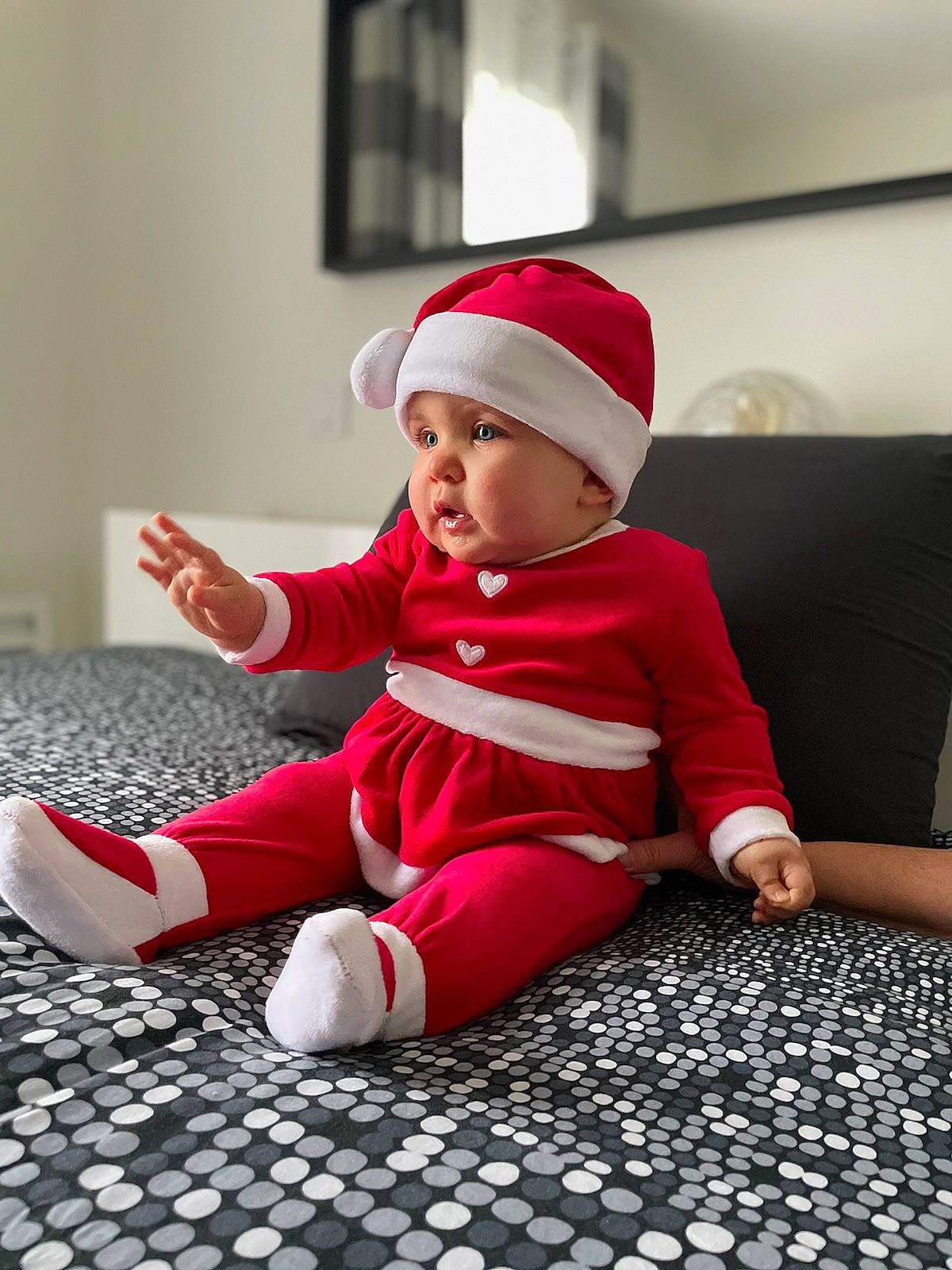 Maëlya participe au concours pour gagner de l'argent avec cette photo : baby, baby_toddler_clothing, cap, carmine, child, christmas, comfort, face, floor, flooring, fun, grass, headwear, holiday, human_leg, knee, magenta, person, sitting, sleeve
