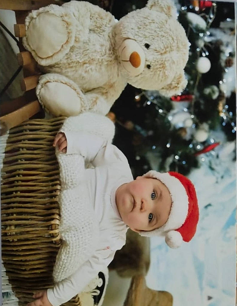 Maëlya a rejoint le concours — aidez-le/la à gagner de superbes lots ! baby, christmas, christmas_decoration, christmas_eve, christmas_ornament, christmas_tree, event, fun, fur, happy, headwear, holiday, holiday_ornament, ornament, person, plush, smile, stuffed_toy, textile, toddler