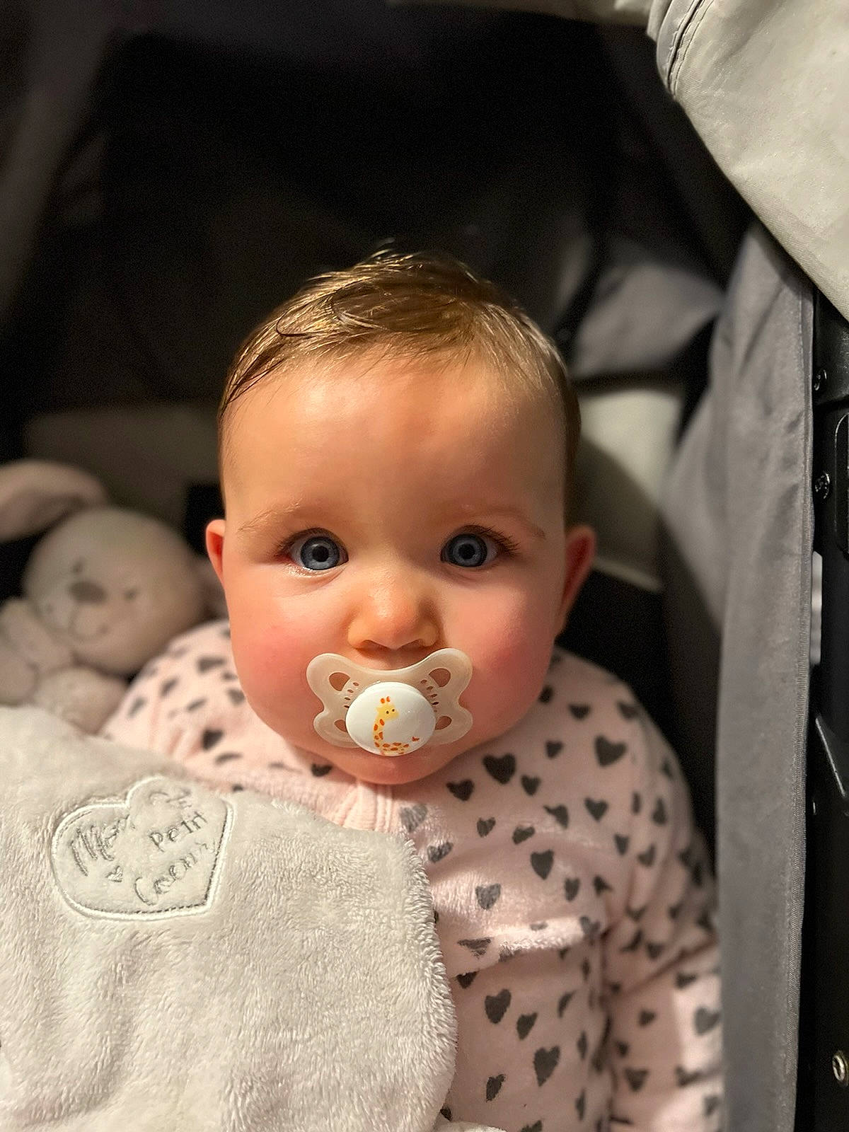 Maëlya participe au concours pour gagner de l'argent avec cette photo : baby, baby_toddler_clothing, beauty, bib, chair, cheek, child, comfort, ear, happy, head, iris, lip, nose, pattern, person, sitting, skin, sleeve, toddler