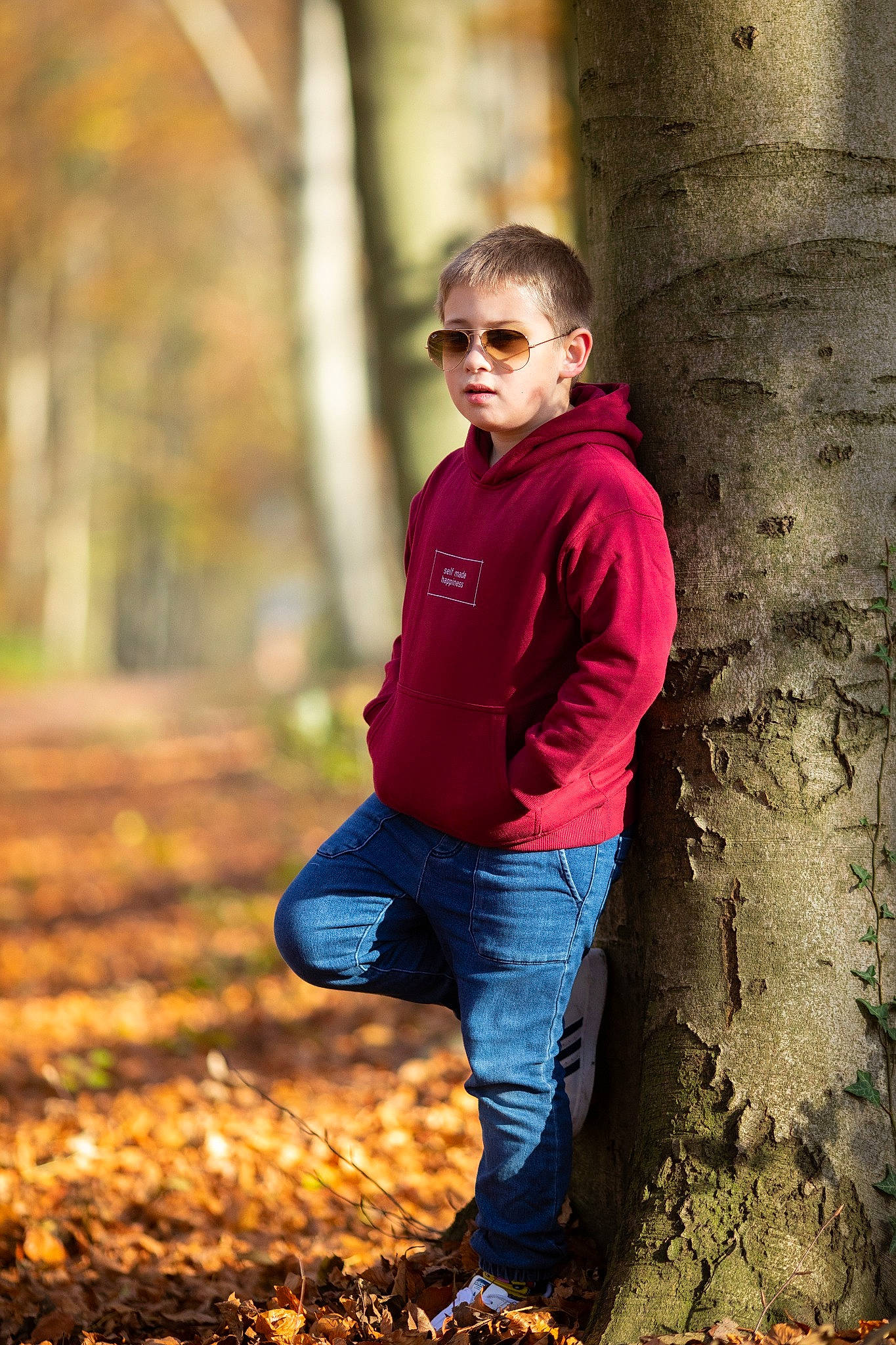 Stefan participe au concours pour gagner de l'argent avec cette photo : autumn, deciduous, denim, jeans, people_in_nature, person, photo_shoot, portrait_photography, sneakers, street_fashion, sunglasses, trunk, woodland