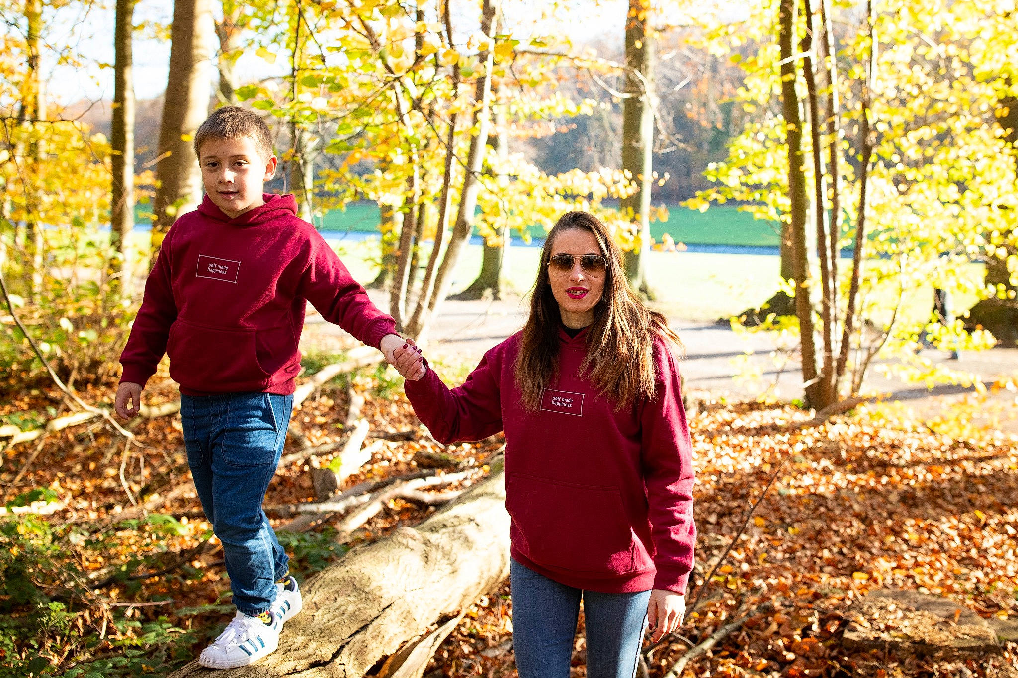 Stefan participe au concours pour gagner de l'argent avec cette photo : autumn, deciduous, denim, forest, holding_hands, jeans, joy, leaf, park, people_in_nature, person, spring, tree, woodland
