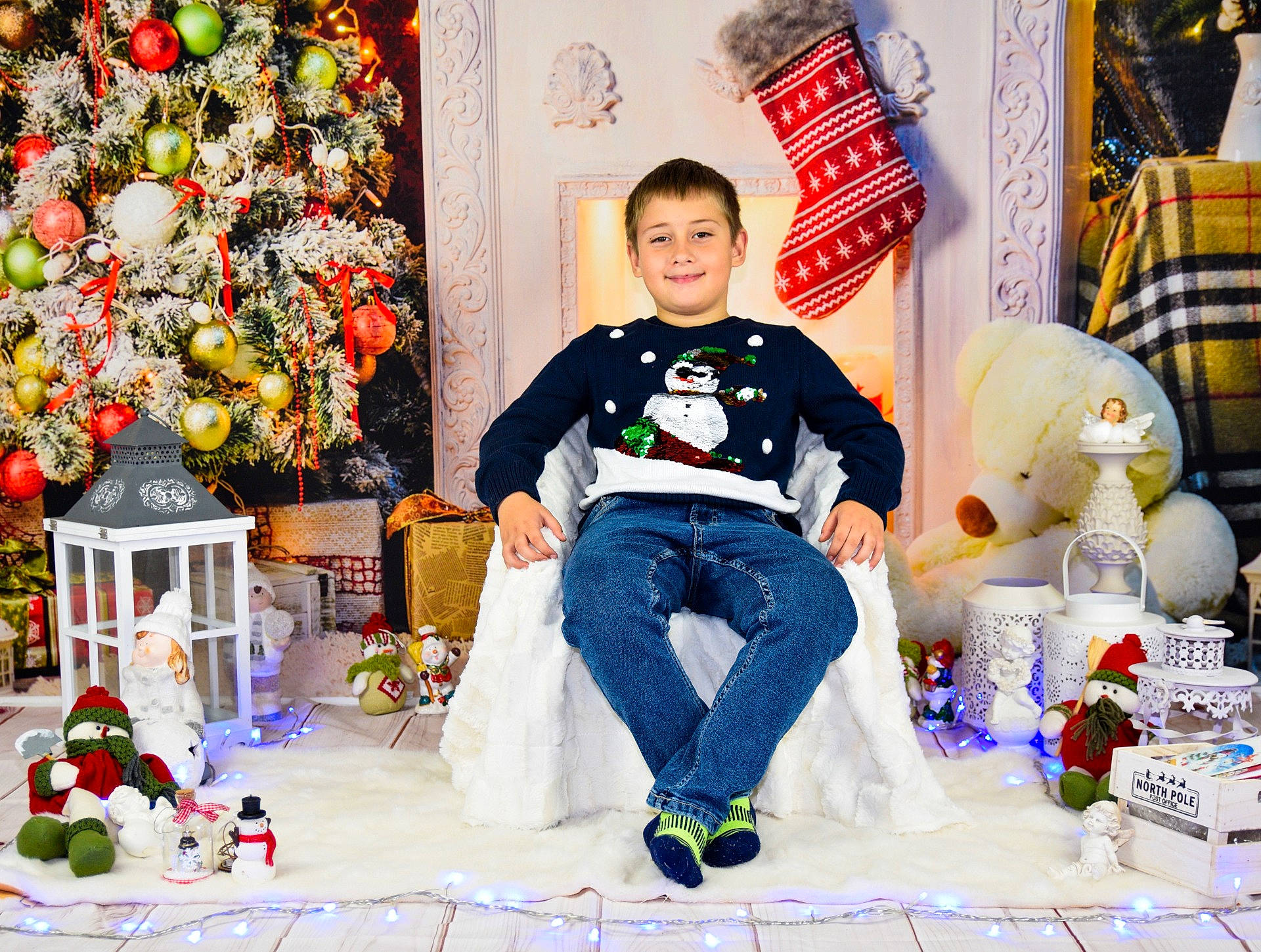 Stefan a rejoint le concours — aidez-le/la à gagner de superbes lots ! christmas, christmas_decoration, christmas_eve, curtain, decoration, holiday, home_accessories, human, interior_design, joy, lamp, lampshade, lighting, lighting_accessory, living_room, ornament, person, stuffed_toy, textile, toy