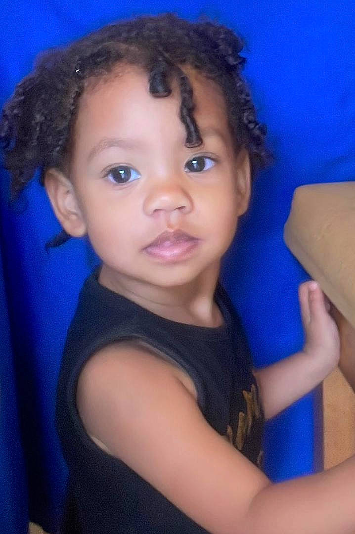 Léa a rejoint le concours — aidez-le/la à gagner de superbes lots ! arm, blue, cheek, chin, eye, eyebrow, face, flash_photography, forehead, hair, hairstyle, head, human_body, lip, mouth, neck, nose, person, shoulder, skin