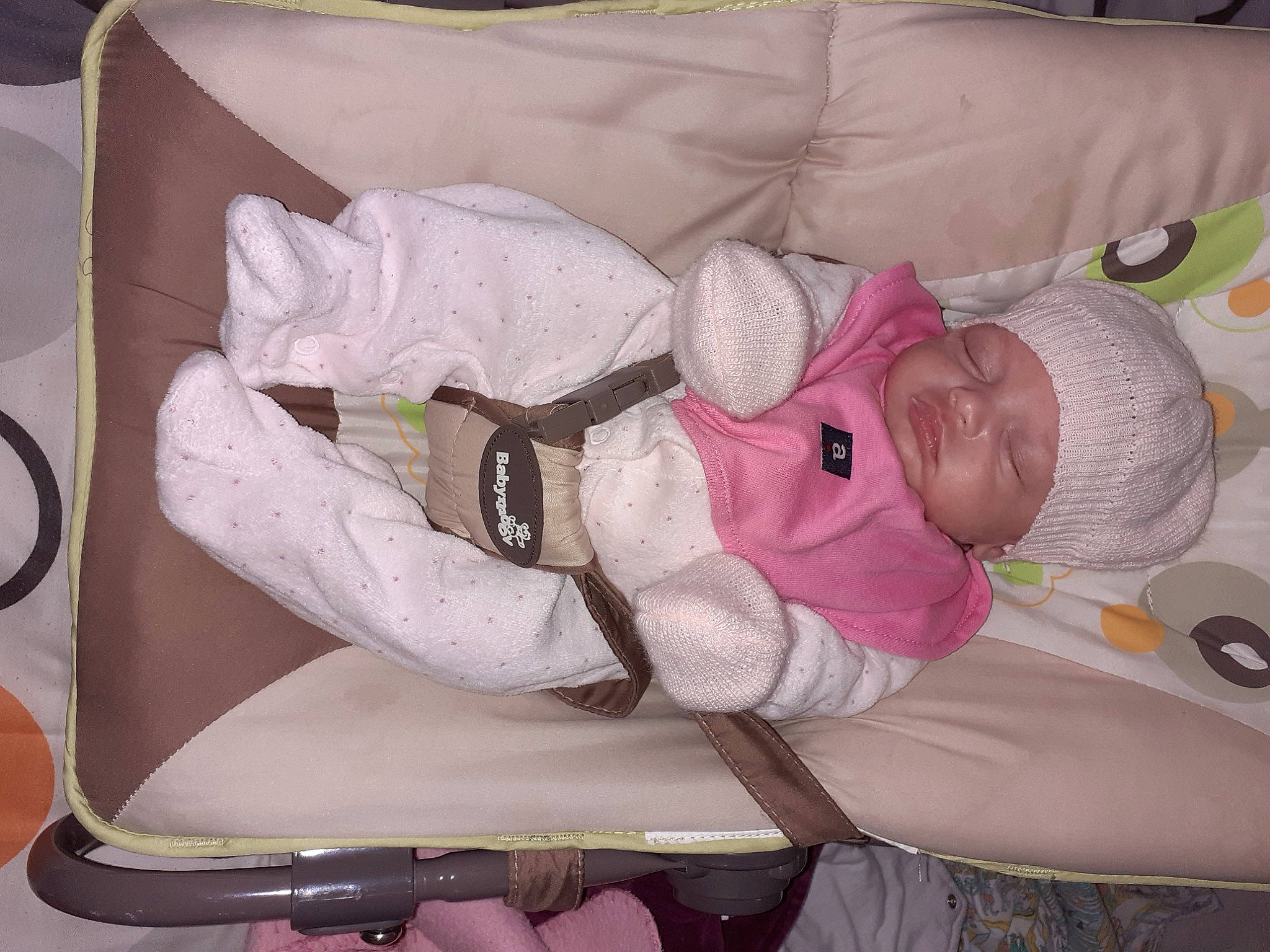 Jahyana participe au concours pour gagner de l'argent avec cette photo : baby, baby_products, baby_safety, baby_toddler_clothing, child, comfort, headwear, lap, linens, nap, person, pink, product, room, sleep, textile, toddler, white