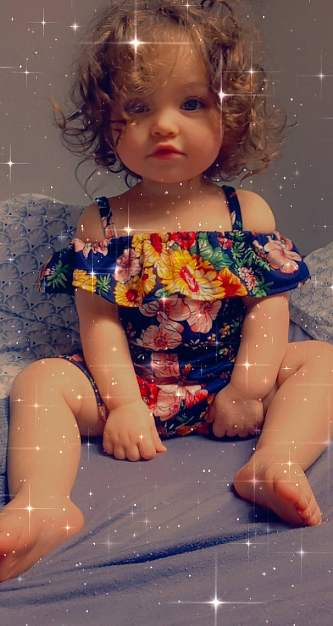 Jahyana a rejoint le concours — aidez-le/la à gagner de superbes lots ! arm, baby_toddler_clothing, cheek, child, finger, fun, hair, hairstyle, head, human_body, iris, joint, knee, leg, lip, mouth, pink, skin, thigh, toddler