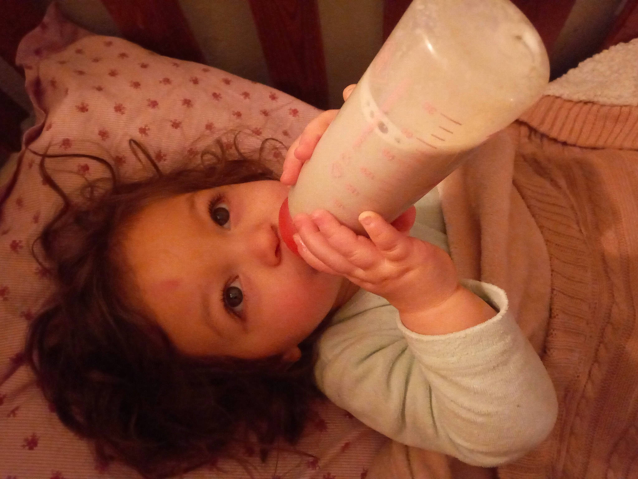 Jahyana a rejoint le concours — aidez-le/la à gagner de superbes lots ! baby, baby_toddler_clothing, bottle, cheek, chin, eyebrow, eyelash, finger, gesture, hand, head, human, iris, lip, mouth, neck, nose, person, skin, thumb