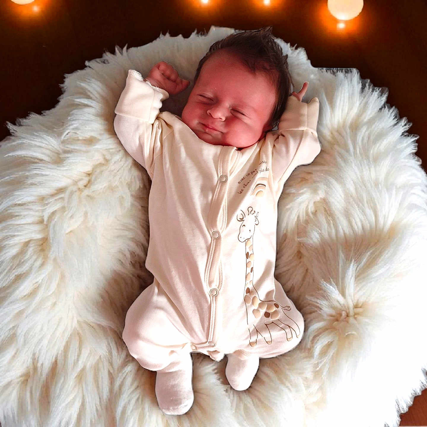 Deniz a rejoint le concours — aidez-le/la à gagner de superbes lots ! baby, child, comfort, cozy, cushion, cute, fluffy, giraffe, indoors, infant, newborn, onesie, peaceful, plush, portrait, relaxing, sleep, sleeping, soft, warm_lighting