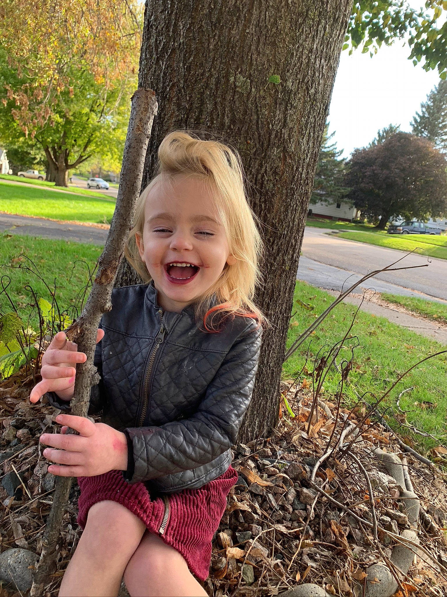 Kadence is registered to the contest to win money with this photo: adaptation, blond, botany, child, eye, facial_expression, finger, fun, grass, hand, happy, joy, leaf, person, plant, smile, spring, summer, toddler, tree