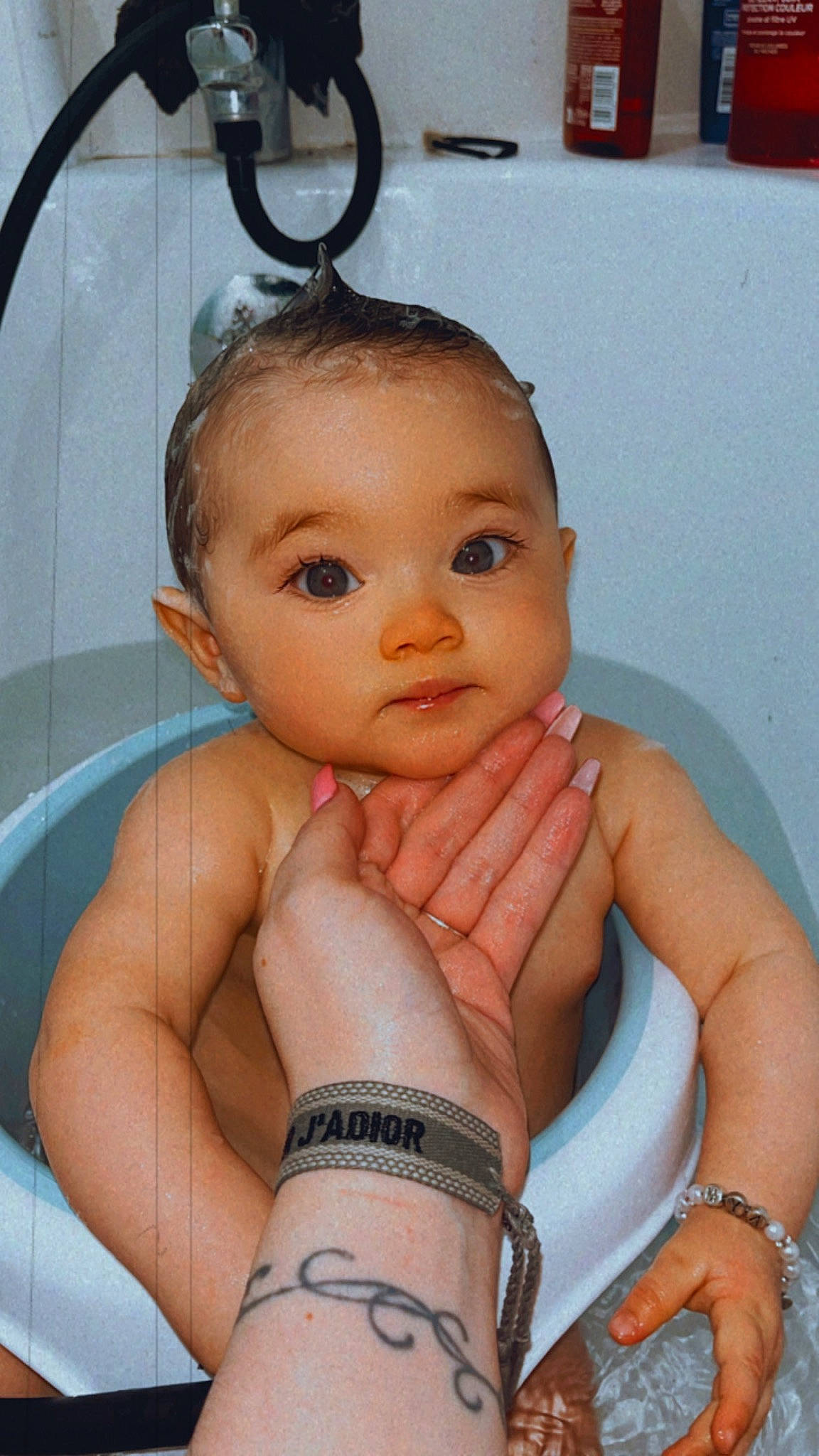 Mya participe au concours pour gagner de l'argent avec cette photo : arm, cheek, chin, ear, eye, eyebrow, eyelash, face, facial_expression, forehead, hair, hand, head, human_body, lip, mouth, neck, nose, person, shoulder