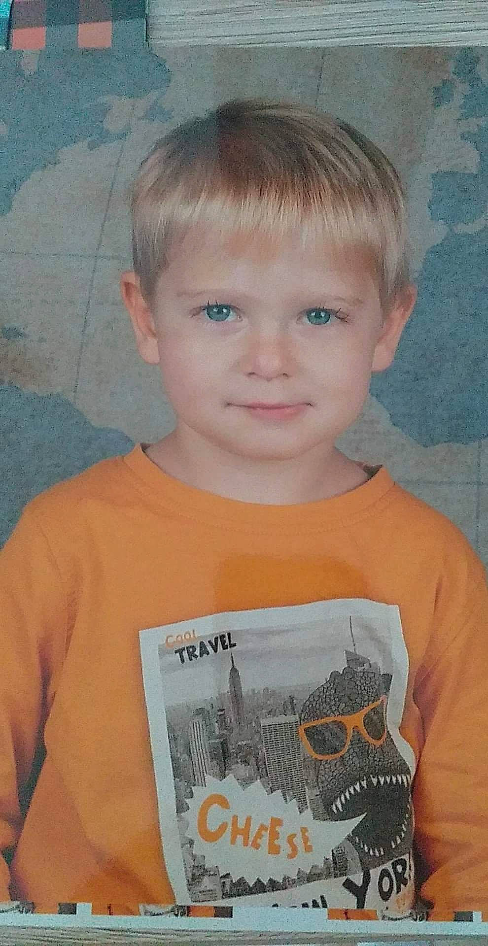 Raphaël participe au concours pour gagner de l'argent avec cette photo : cheek, child, chin, cool, eyelash, facial_expression, forehead, hairstyle, happy, iris, neck, nose, organ, pattern, person, skin, sleeve, smile, t_shirt, toddler