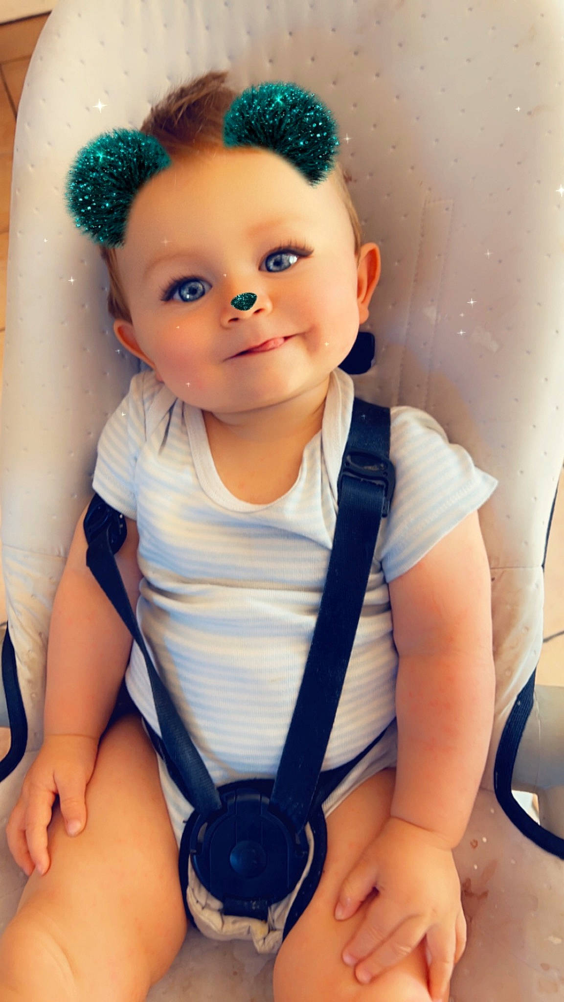 Lorenzo a rejoint le concours — aidez-le/la à gagner de superbes lots ! arm, azure, baby_toddler_clothing, blue, cheek, eye, finger, hand, happy, head, human, iris, joint, muscle, organ, person, product, skin, sleeve, standing