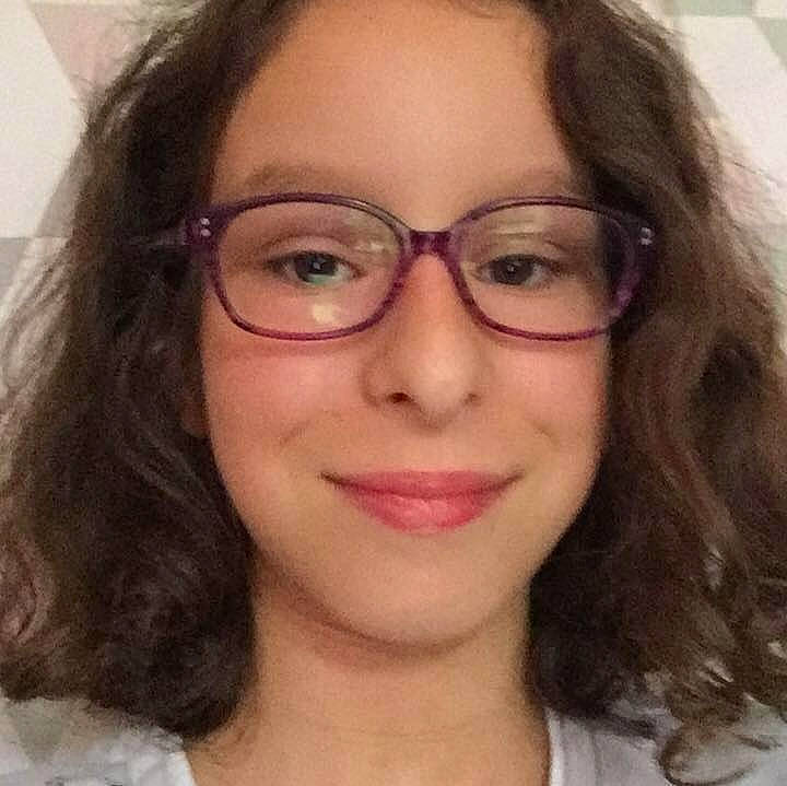 Jade participe au concours pour gagner de l'argent avec cette photo : brown_hair, cheek, chin, eyebrow, eyewear, face, forehead, glasses, hair_coloring, jaw, joy, lip, long_hair, nose, person, selfie, vision_care