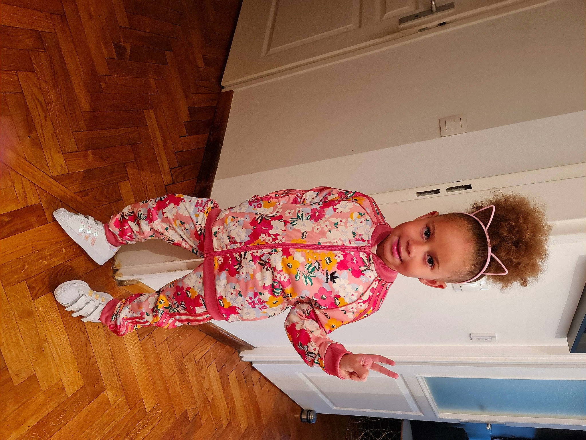 Laïa a rejoint le concours — aidez-le/la à gagner de superbes lots ! baby, baby_toddler_clothing, ceiling, child, comfort, flooring, foot, fun, happy, hardwood, joy, magenta, nightwear, pattern, person, room, sitting, sleeve, sock, toddler