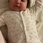 Delyan a rejoint le concours — aidez-le/la à gagner de superbes lots ! baby, infant, onesie, blanket, raising_hand, cozy, soft_texture, cute, sleepwear, patterned_clothing, child, portrait, smiling, lying_down, indoors, young_child, fist, baby_face, sleepy, cuddly